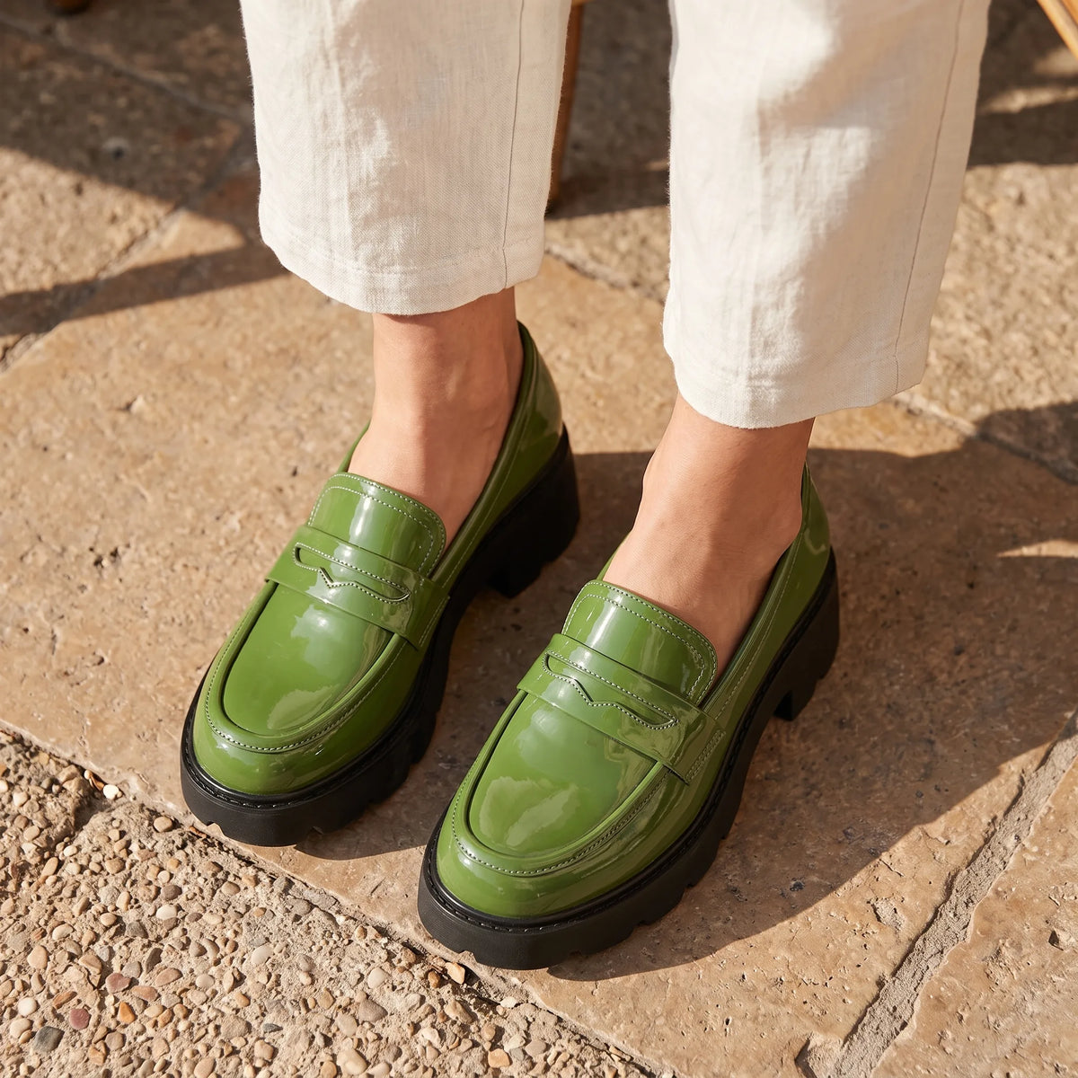 Mocassins Aspect Cuir Vernis À Semelle Épaisse - On-foot — Top-down Worn View