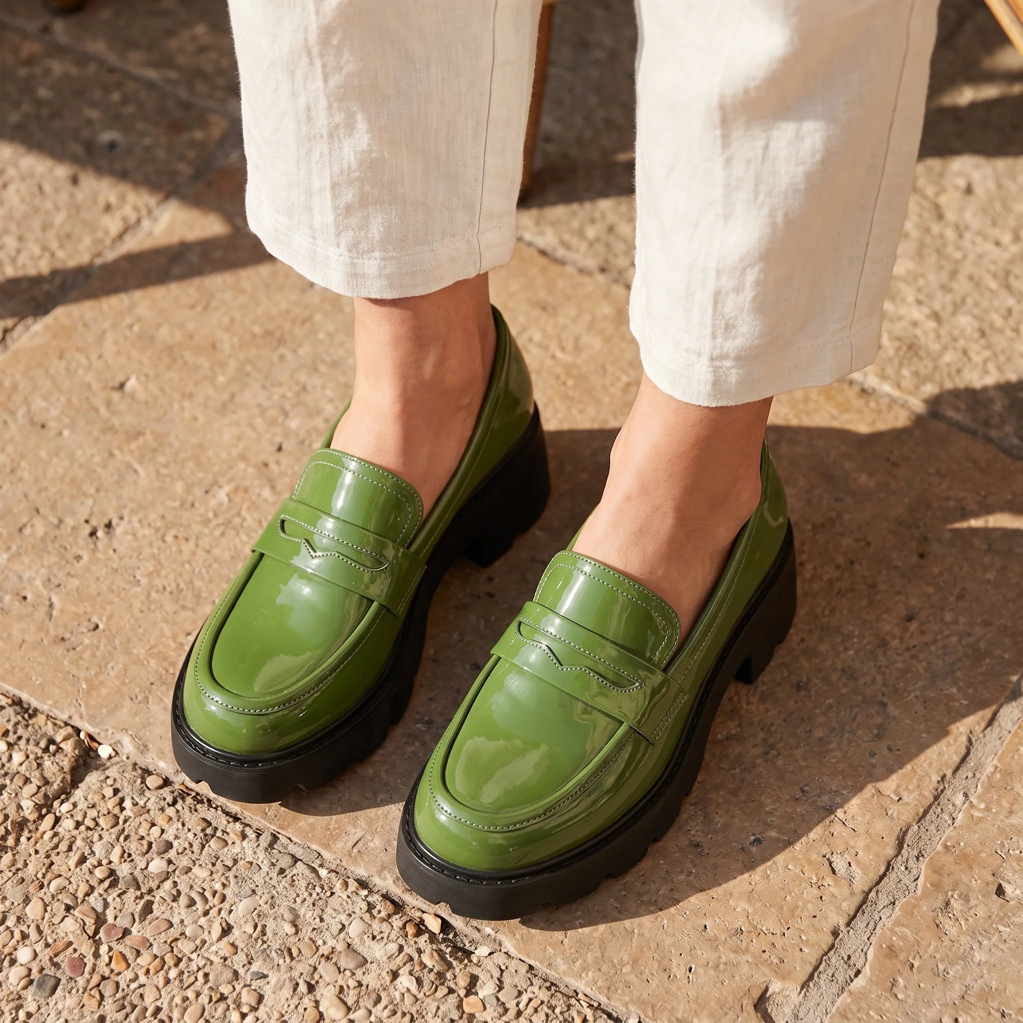 Mocassins Aspect Cuir Vernis À Semelle Épaisse - On-foot — Top-down Worn View Image