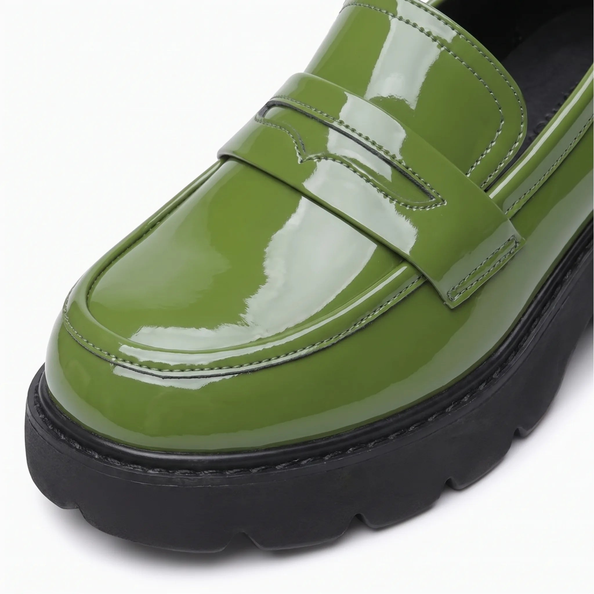 Mocassins Aspect Cuir Vernis À Semelle Épaisse - Studio — Detail Close-up Image