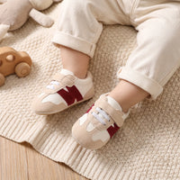 Mocassins Avec Un Design De Baseball Pour Bébé - On-foot — Top-down Worn View