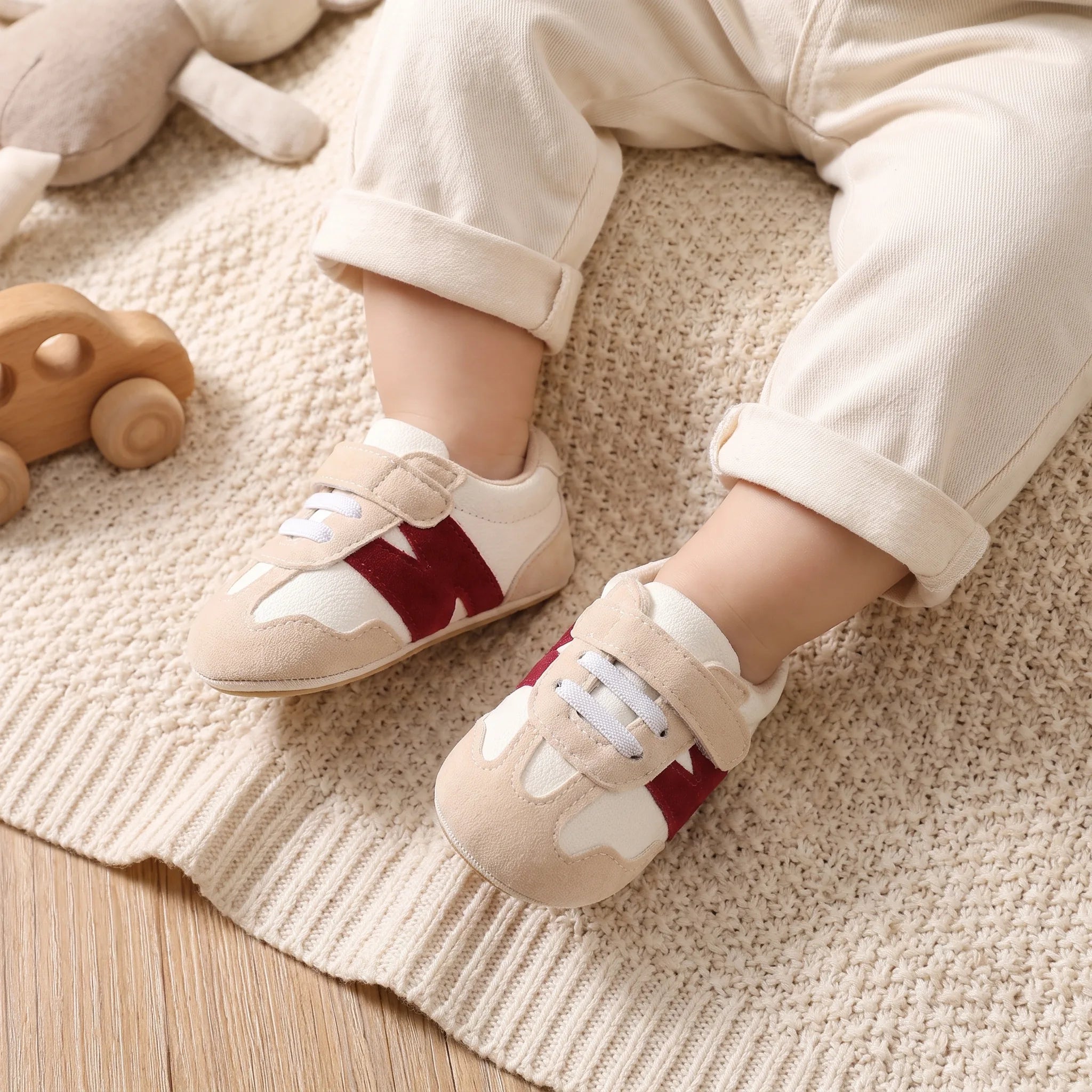 Mocassins Avec Un Design De Baseball Pour Bébé - On-foot — Top-down Worn View Image