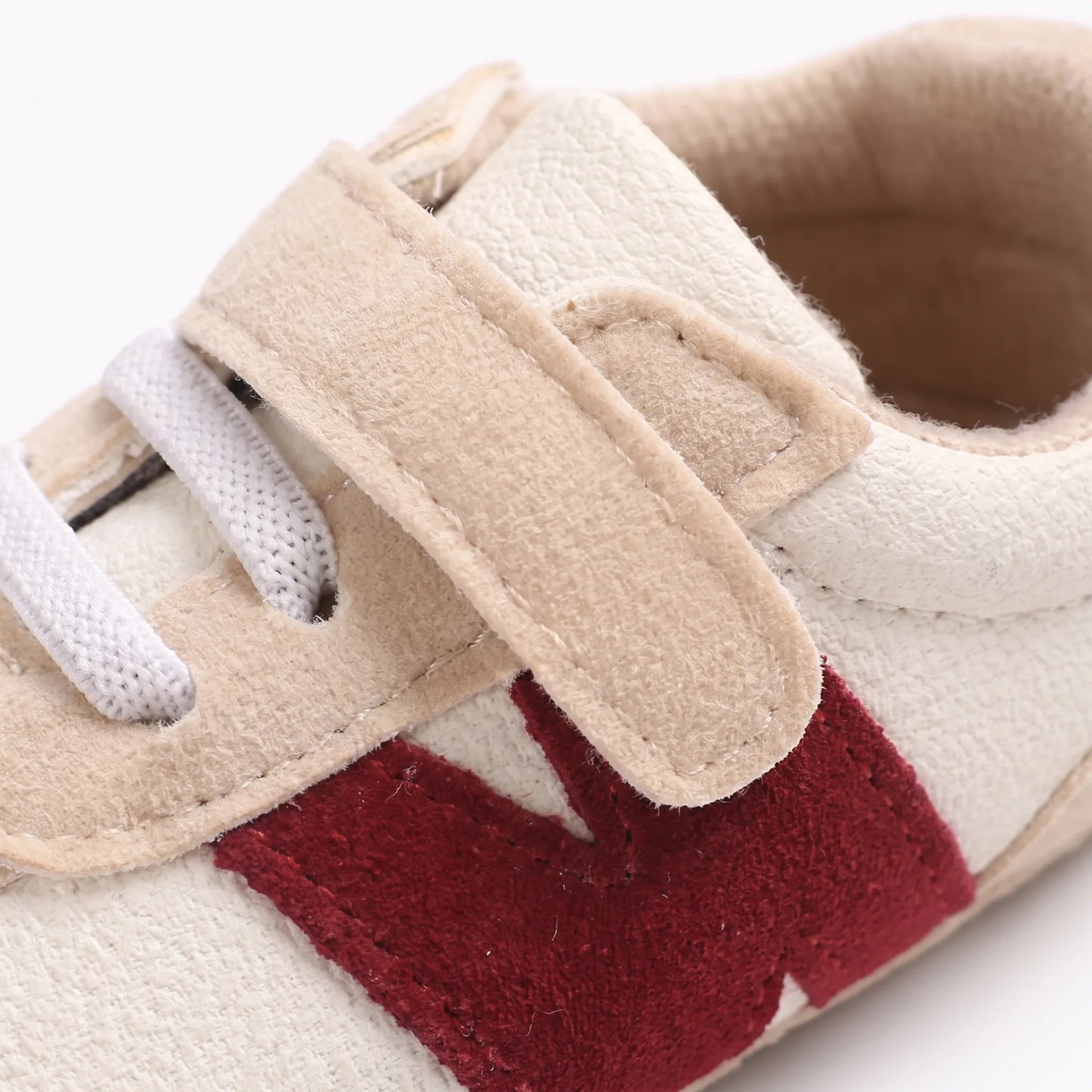 Mocassins Avec Un Design De Baseball Pour Bébé - Studio — Detail Close-up Image