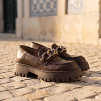 Mocassins Avec Une Chaîne En Métal Doré Pour Femmes - Lifestyle — Mediterranean Editorial