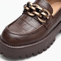 Mocassins Avec Une Chaîne En Métal Doré Pour Femmes - Studio — Detail Close-up