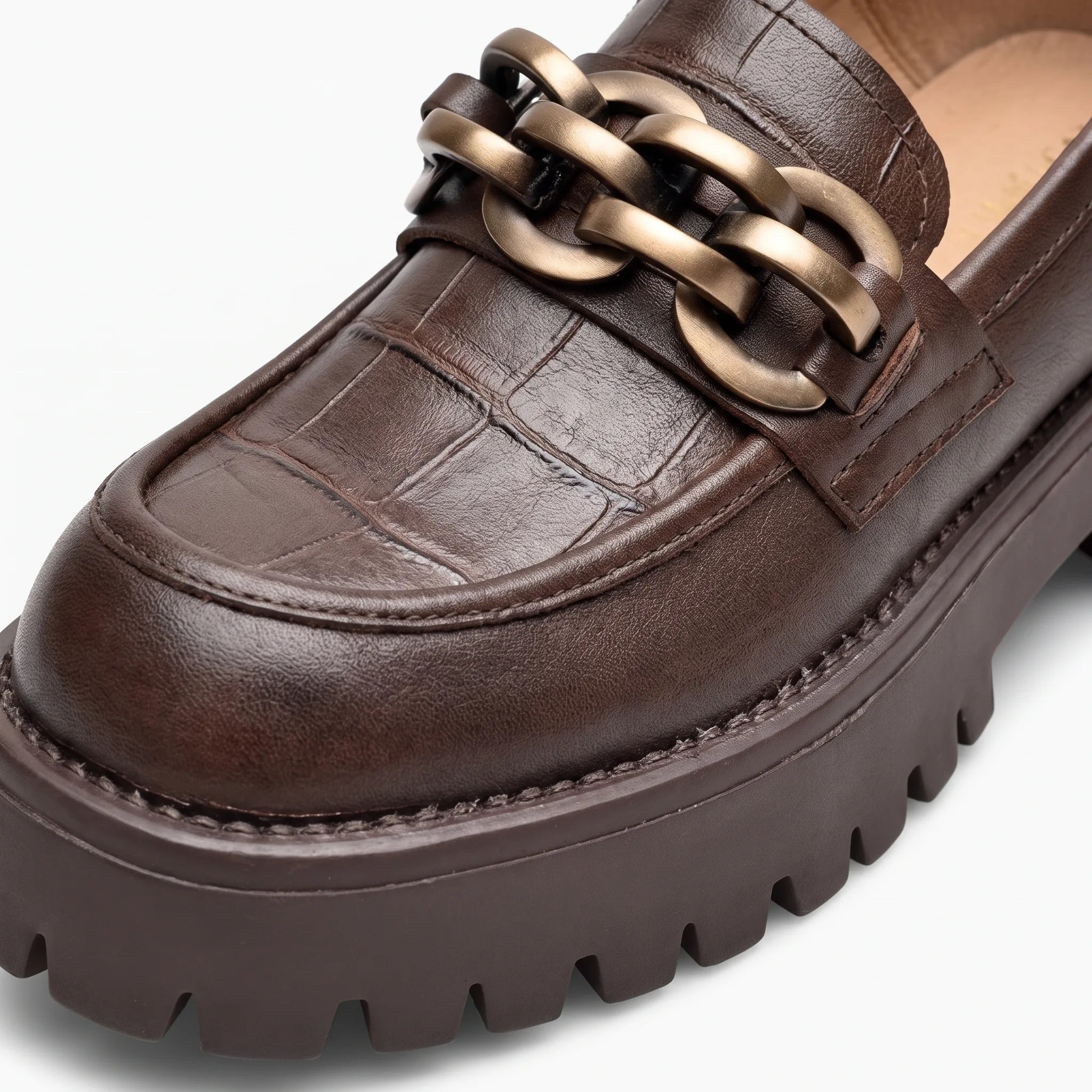 Mocassins Avec Une Chaîne En Métal Doré Pour Femmes - Studio — Detail Close-up Image