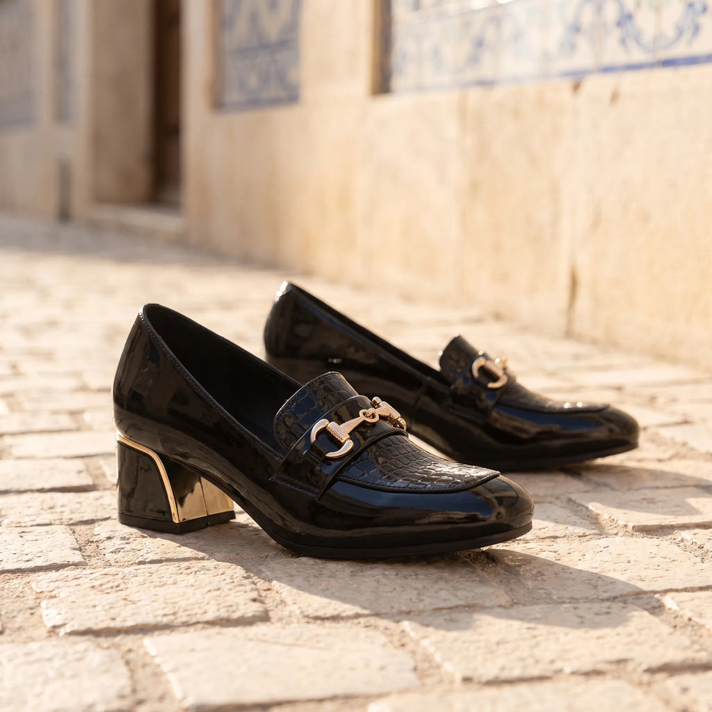 Mocassins Carrés En Cuir Véritable Pour Femmes - Lifestyle — Mediterranean Editorial