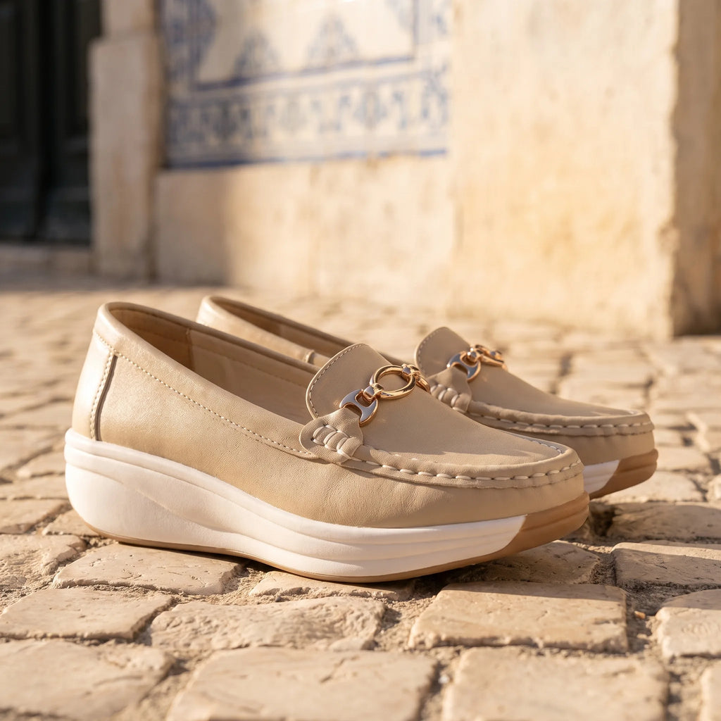 Mocassins Compensés Ajourés Et Détails Boucles Dorées Pour Femme - Lifestyle — Mediterranean Editorial