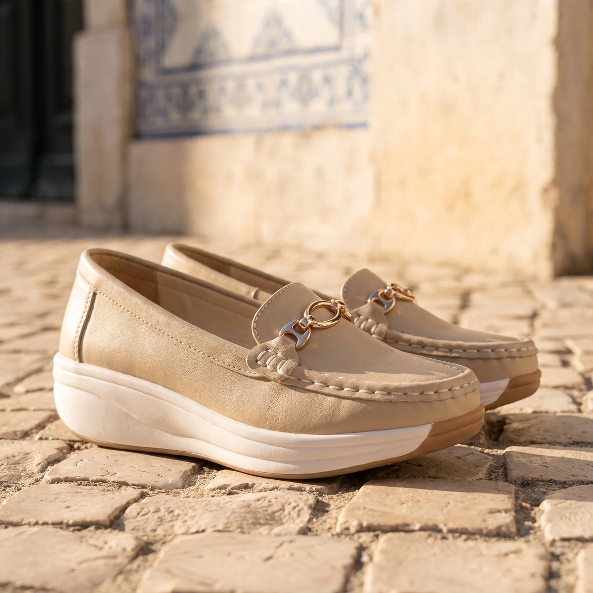 Mocassins Compensés Ajourés Et Détails Boucles Dorées Pour Femme - Lifestyle — Mediterranean Editorial