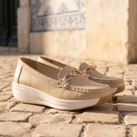 Mocassins Compensés Ajourés Et Détails Boucles Dorées Pour Femme - Lifestyle — Mediterranean Editorial