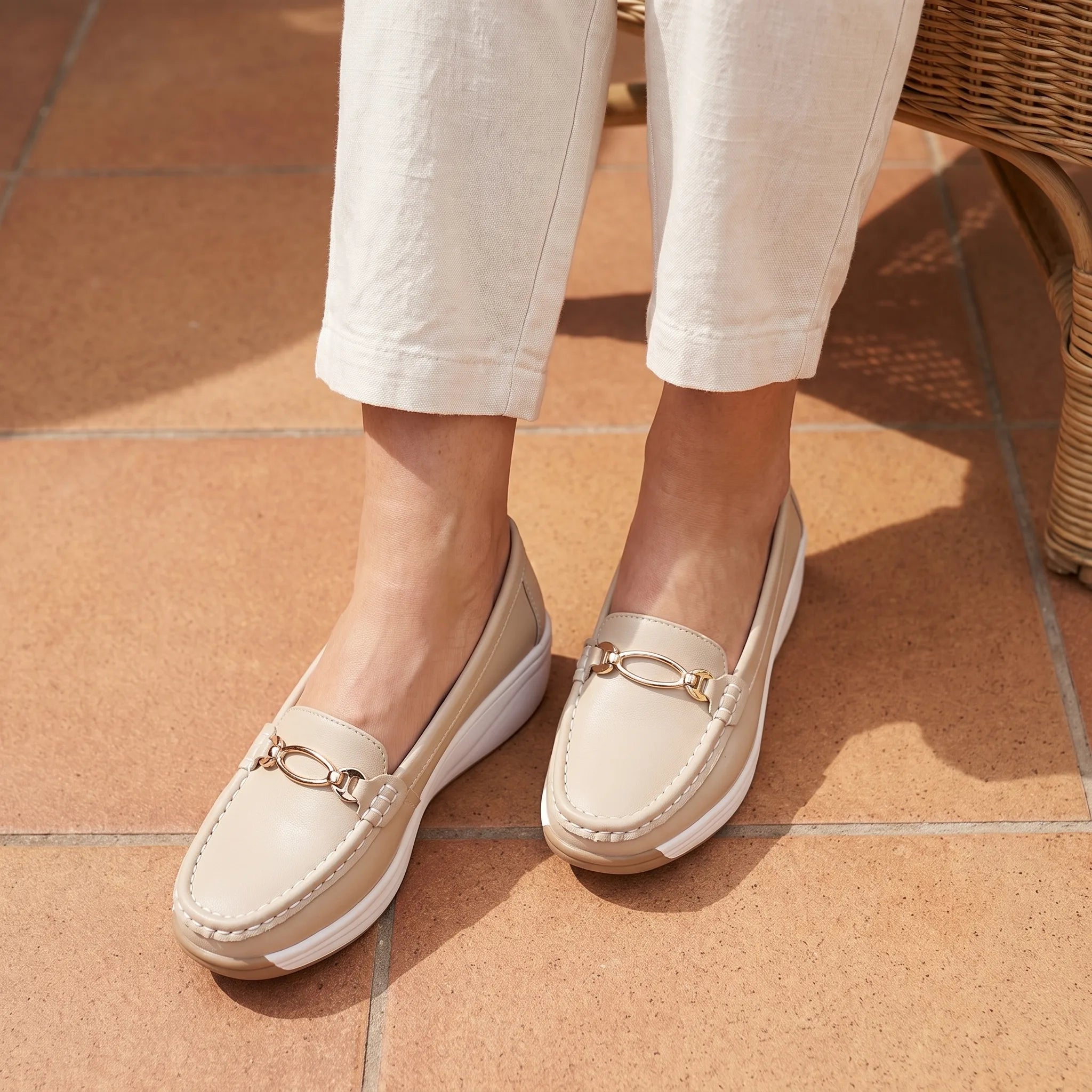 Mocassins Compensés Ajourés Et Détails Boucles Dorées Pour Femme - On-foot — Top-down Worn View Image