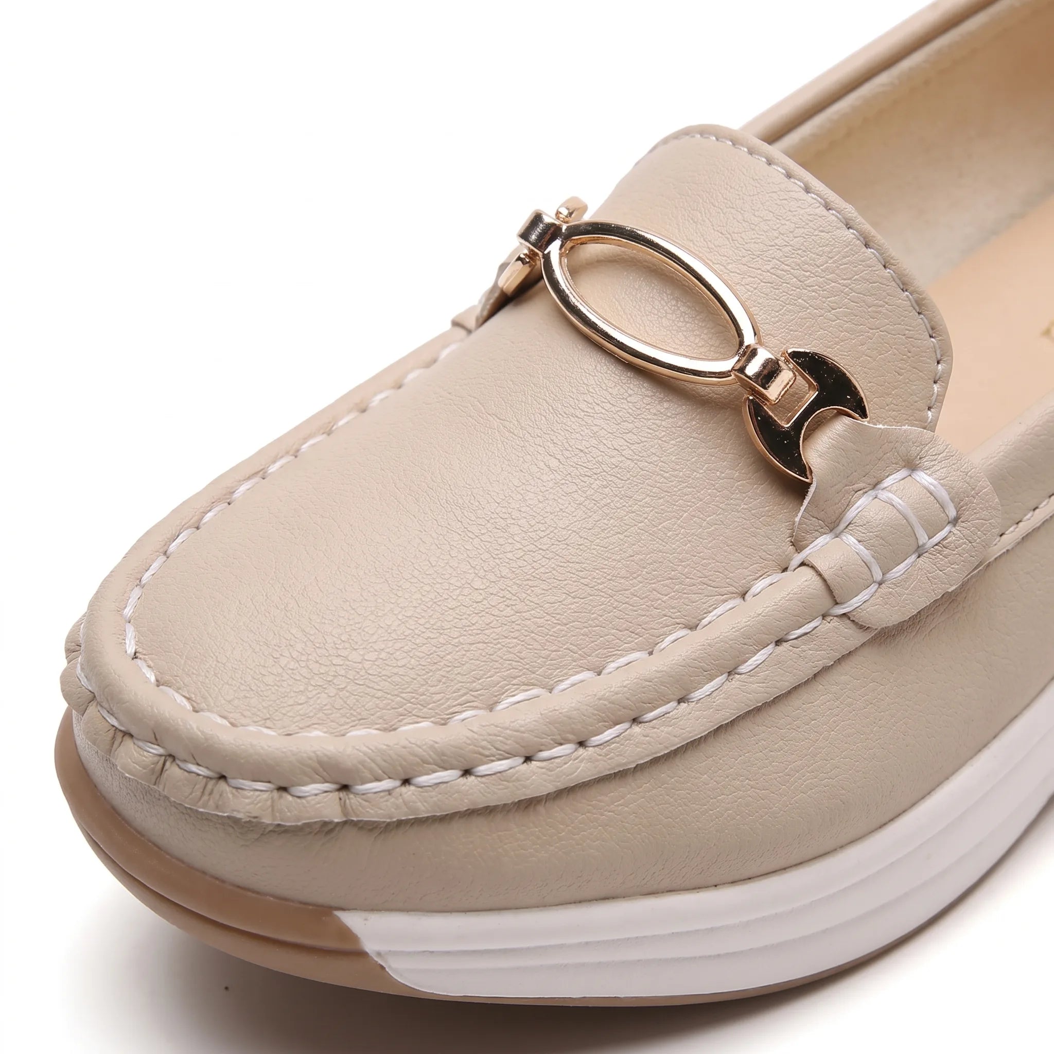 Mocassins Compensés Ajourés Et Détails Boucles Dorées Pour Femme - Studio — Detail Close-up Image