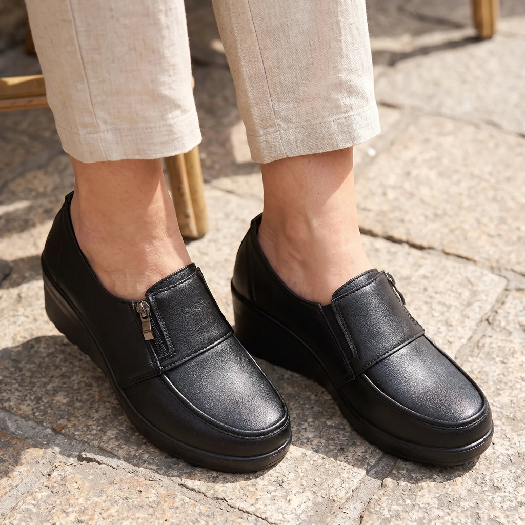 Mocassins Compensés Confortables Cuir Noir Pour Femmes - On-foot — Top-down Worn View