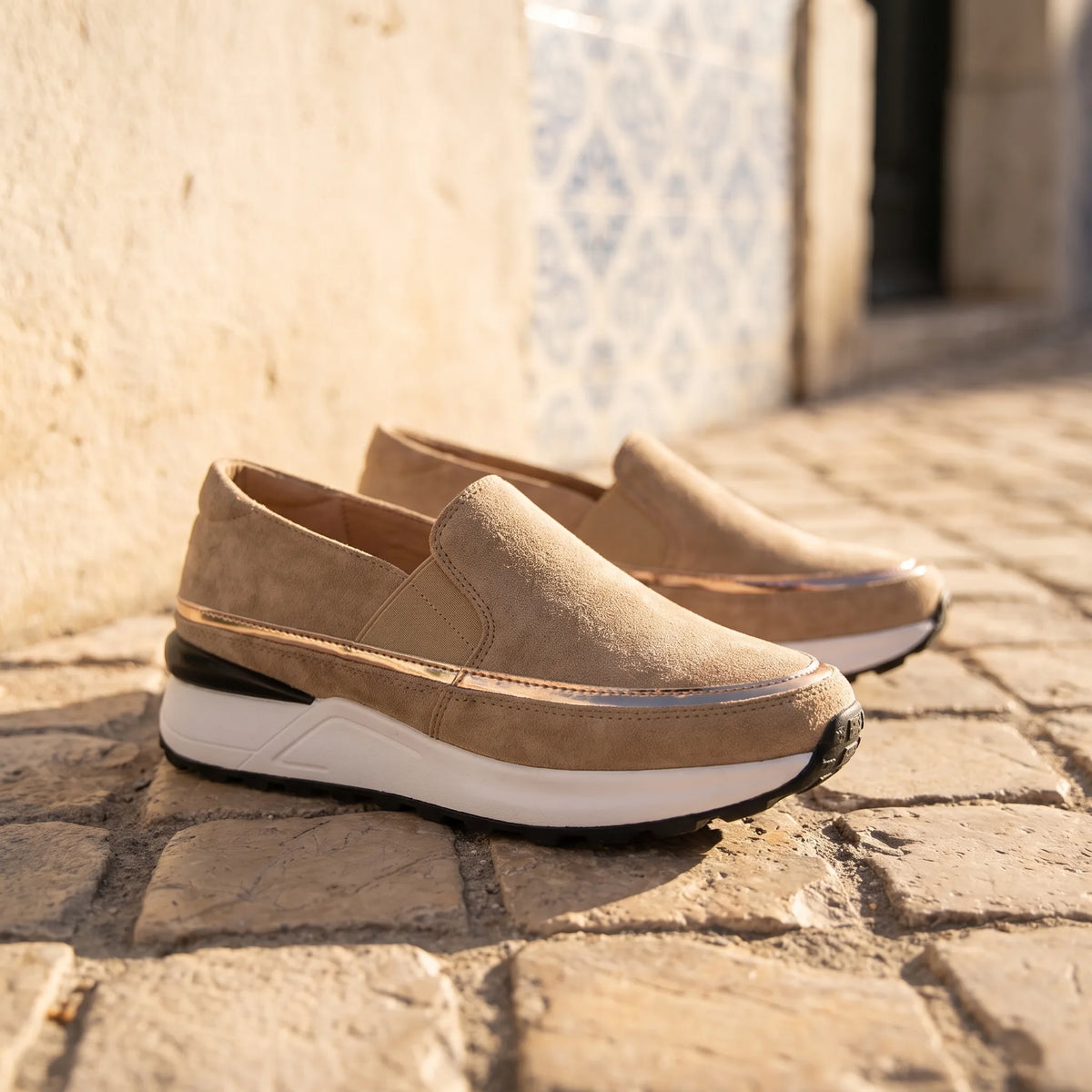 Mocassins Daim À Plateforme Compensée - Lifestyle — Mediterranean Editorial