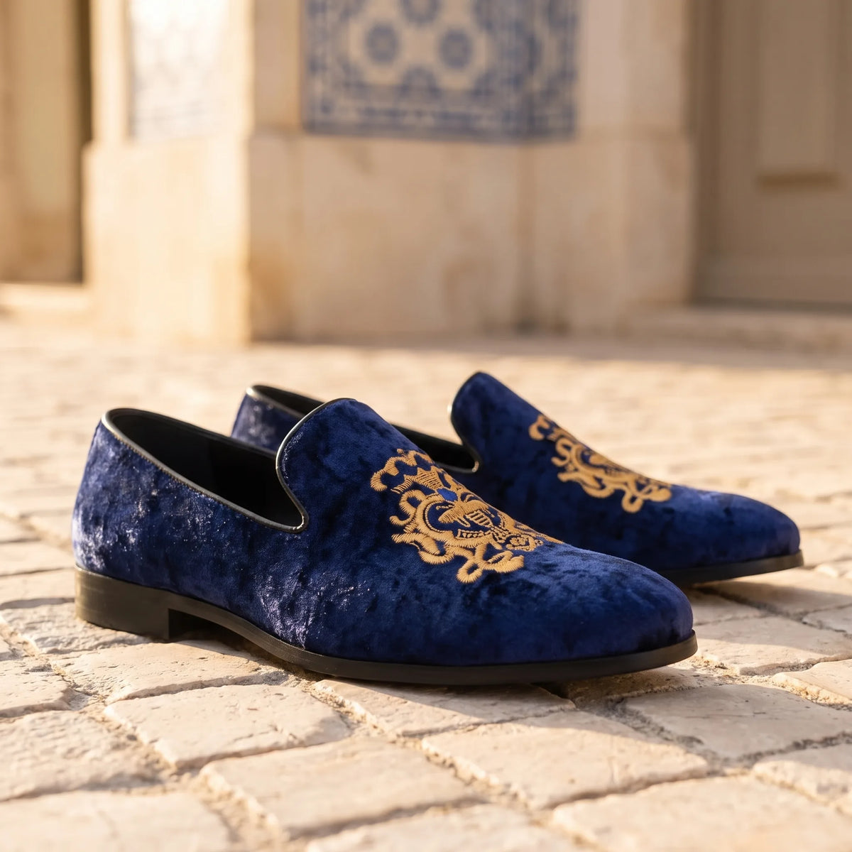 Mocassins Effet Velours Brillant Avec Broderie Fleurie Et Sequins - Lifestyle — Mediterranean Editorial