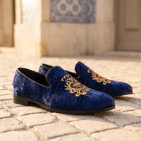 Mocassins Effet Velours Brillant Avec Broderie Fleurie Et Sequins - Lifestyle — Mediterranean Editorial