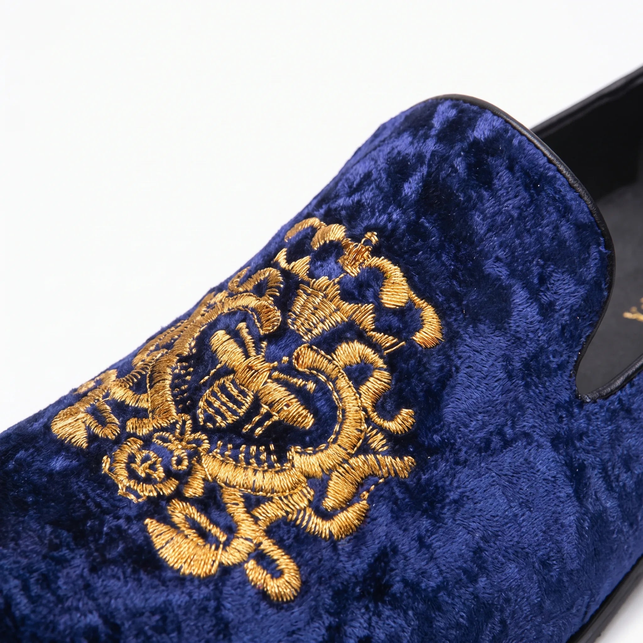 Mocassins Effet Velours Brillant Avec Broderie Fleurie Et Sequins - Studio — Detail Close-up Image