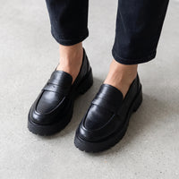 Mocassins En Cuir À Plateforme Pour Femmes - On-foot — Top-down Worn View