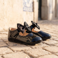 Mocassins En Cuir Avec Gros Nœud Pour Bébé Fille - Lifestyle — Mediterranean Editorial