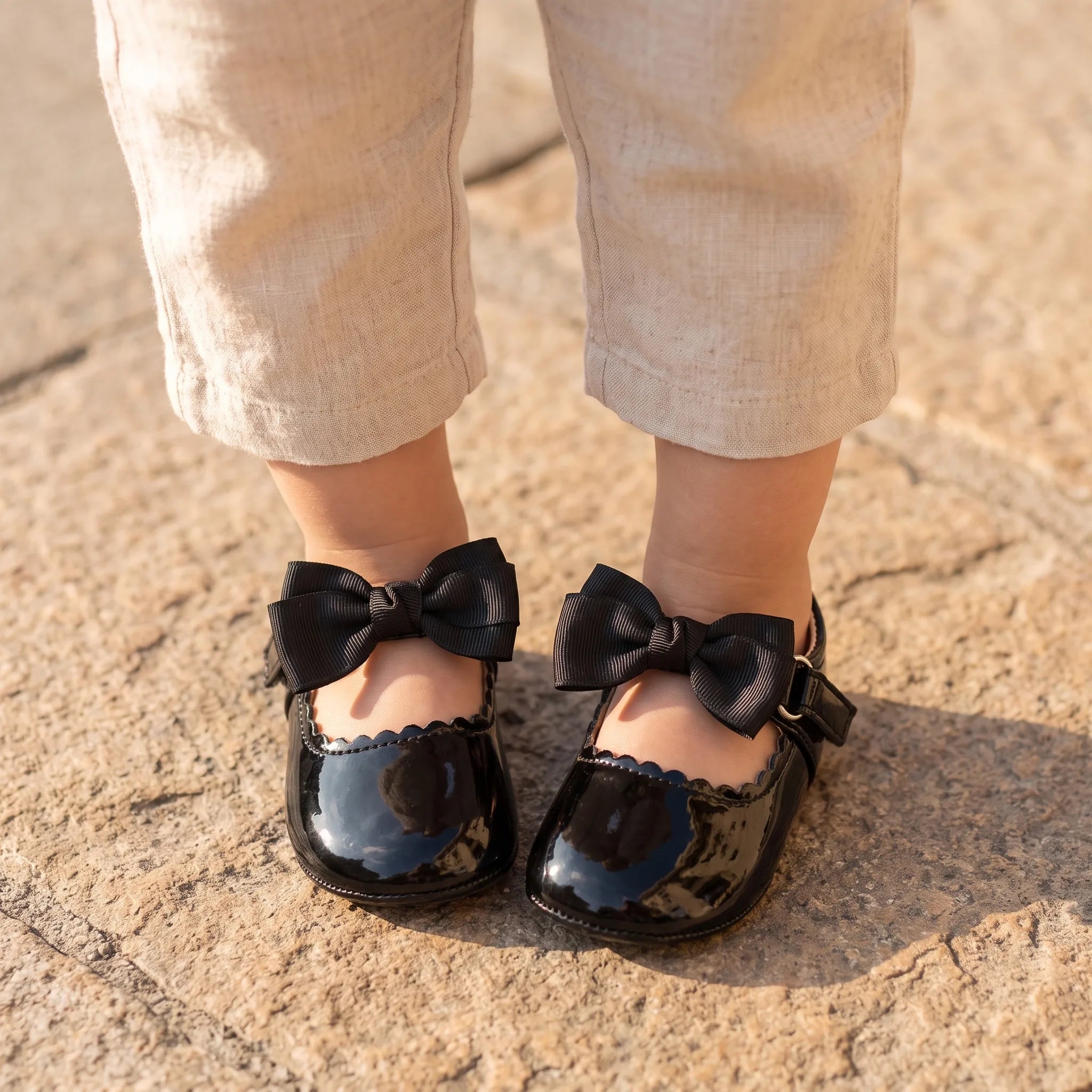 Mocassins En Cuir Avec Gros Nœud Pour Bébé Fille - On-foot — Top-down Worn View Image