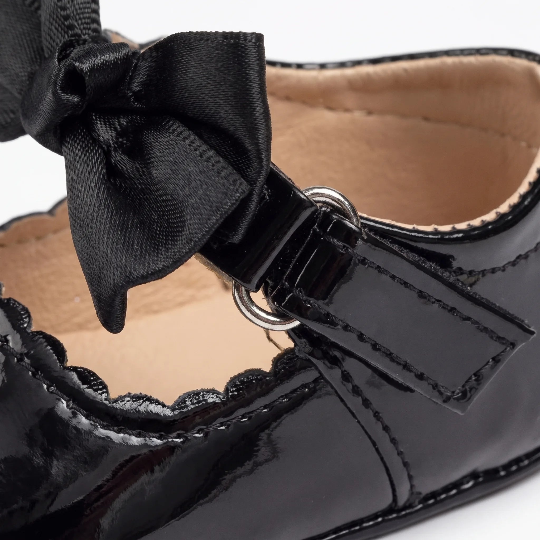 Mocassins En Cuir Avec Gros Nœud Pour Bébé Fille - Studio — Detail Close-up Image