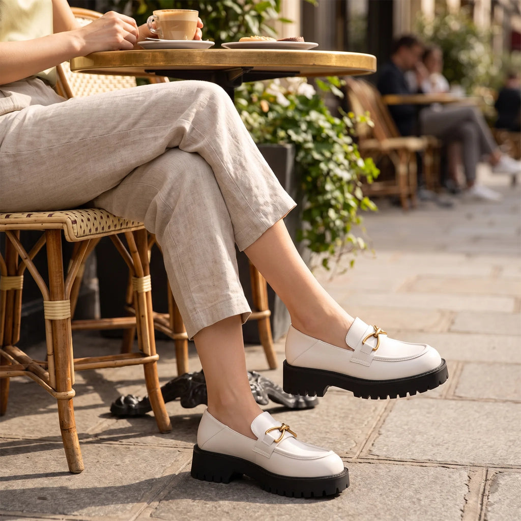 Mocassins En Cuir Avec Une Chaîne En Métal Pour Femme - Lifestyle — Worn Editorial