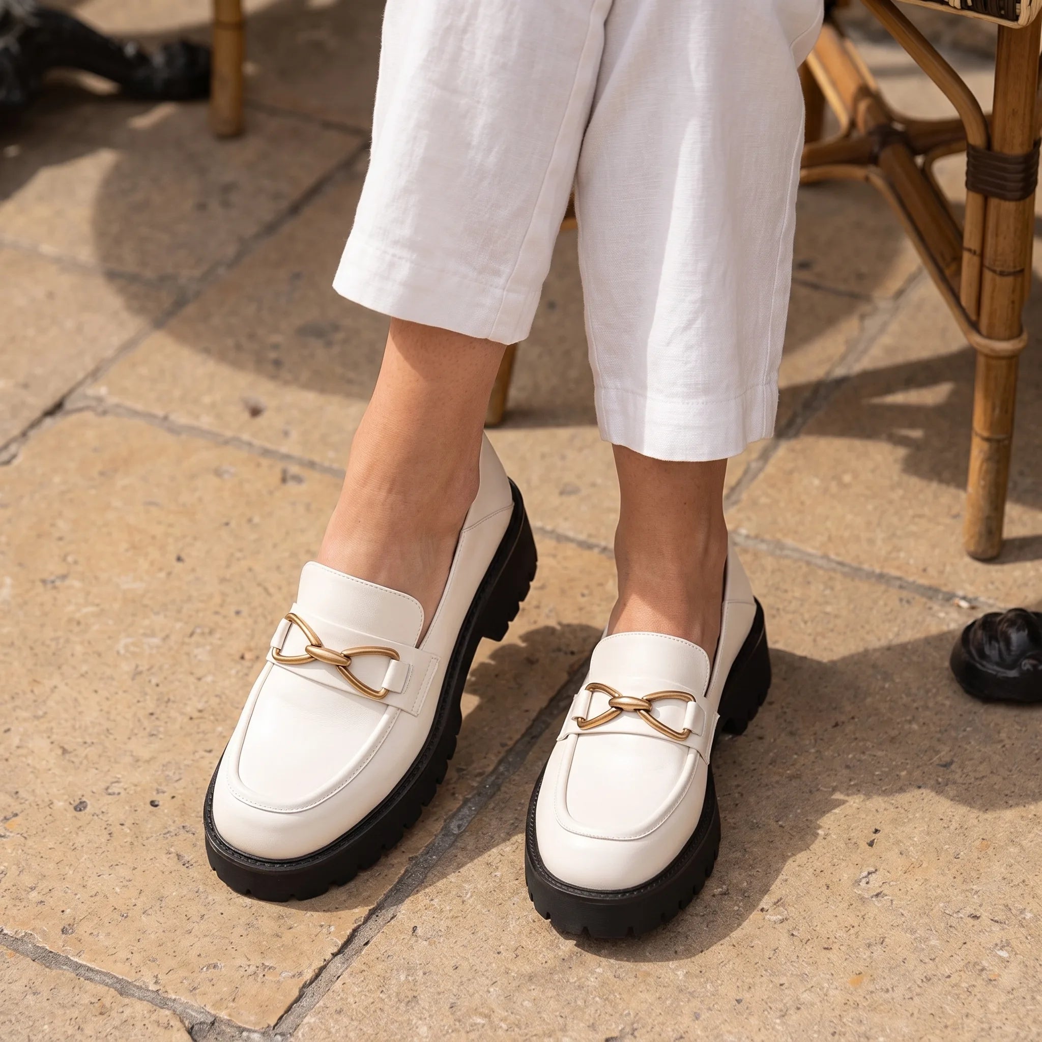 Mocassins En Cuir Avec Une Chaîne En Métal Pour Femme - On-foot — Top-down Worn View Image