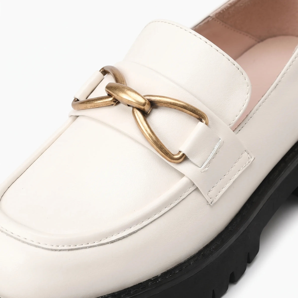 Mocassins En Cuir Avec Une Chaîne En Métal Pour Femme - Studio — Detail Close-up