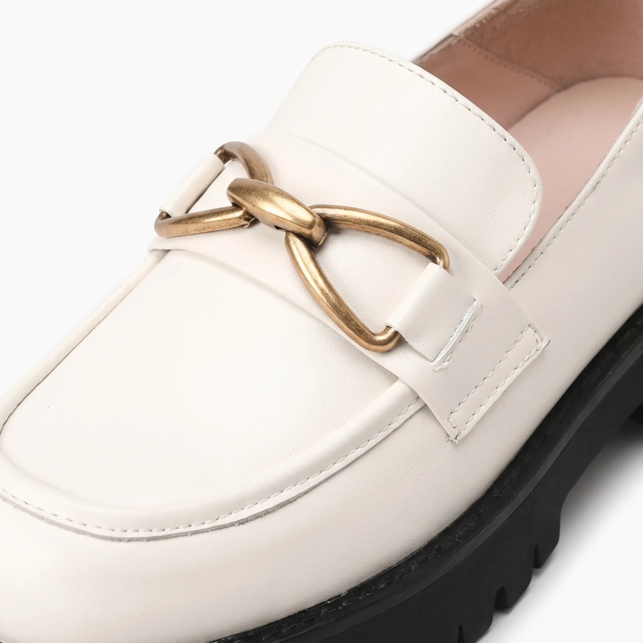 Mocassins En Cuir Avec Une Chaîne En Métal Pour Femme - Studio — Detail Close-up Image