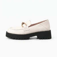 Mocassins En Cuir Avec Une Chaîne En Métal Pour Femme - Studio — Side Profile
