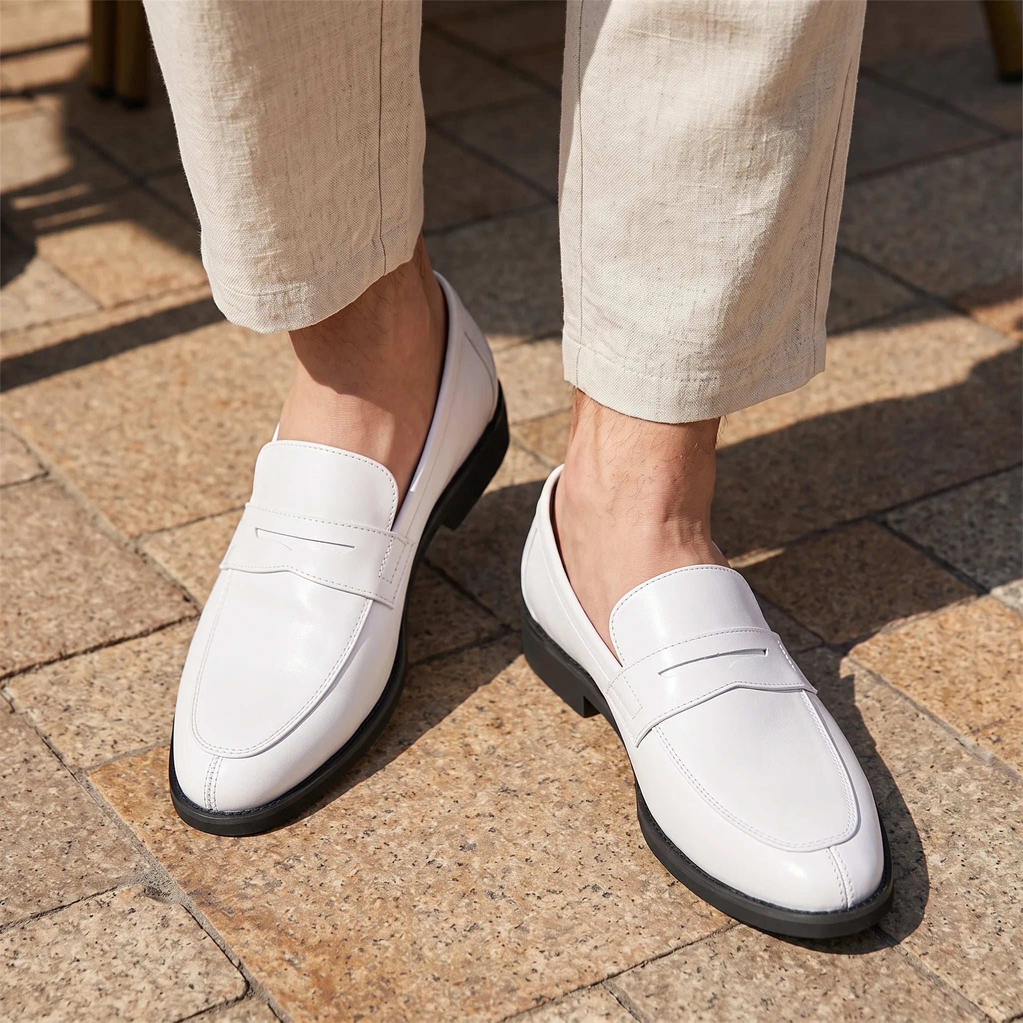 Mocassins En Cuir Synthétique Style Formel En Blanc Pour Hommes - On-foot — Top-down Worn View Image