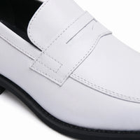 Mocassins En Cuir Synthétique Style Formel En Blanc Pour Hommes - Studio — Detail Close-up