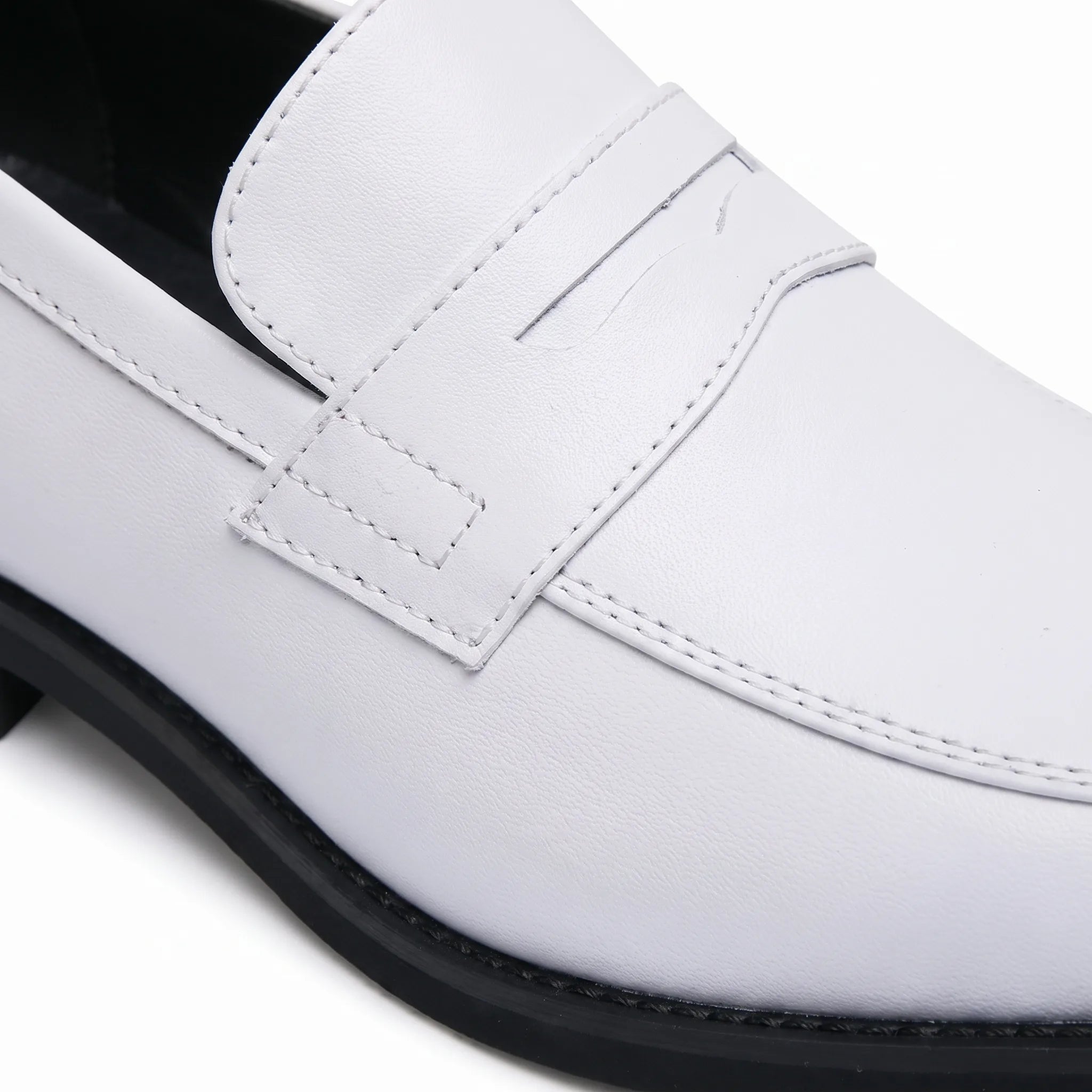 Mocassins En Cuir Synthétique Style Formel En Blanc Pour Hommes - Studio — Detail Close-up Image