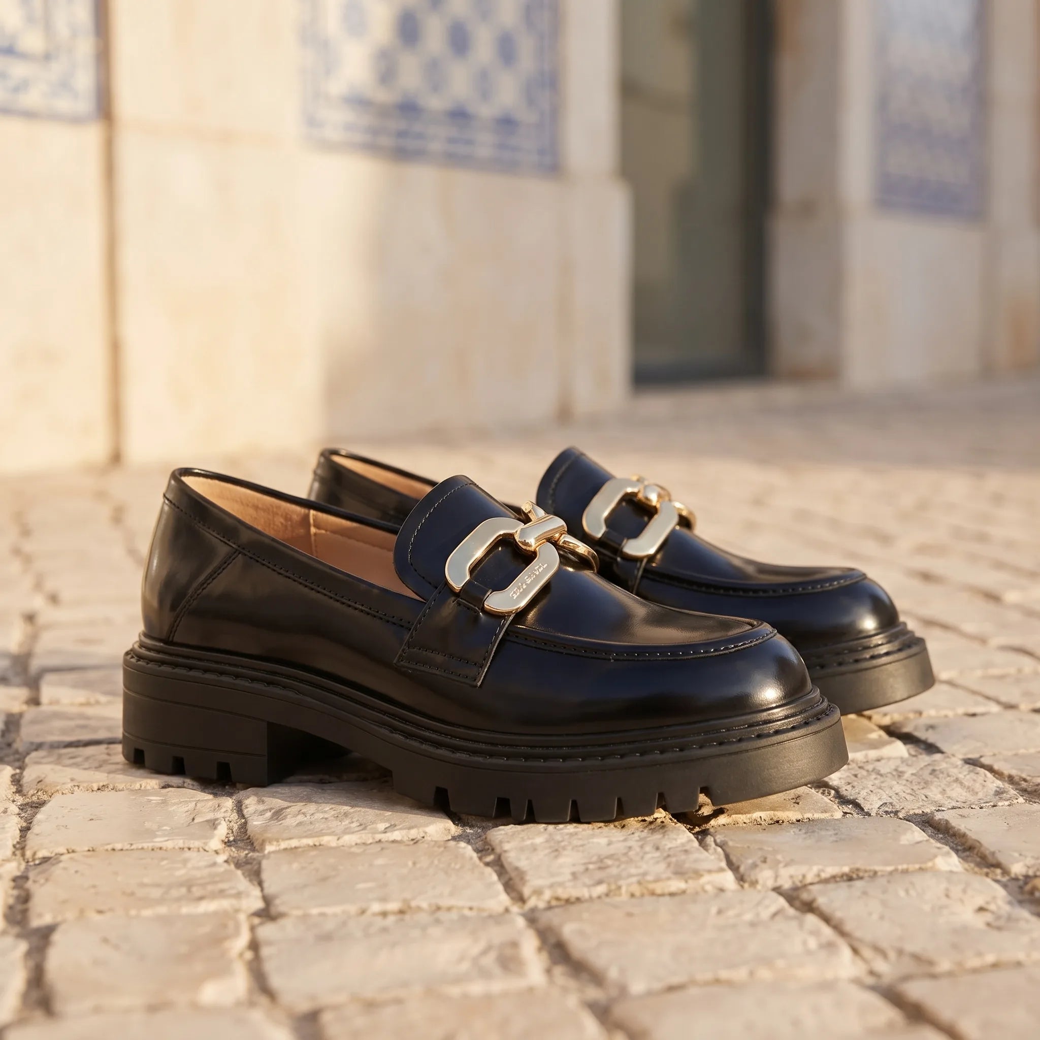 Mocassins En Cuir Verni Pour Femme Avec Chaîne Dorée Décorative - Lifestyle — Mediterranean Editorial