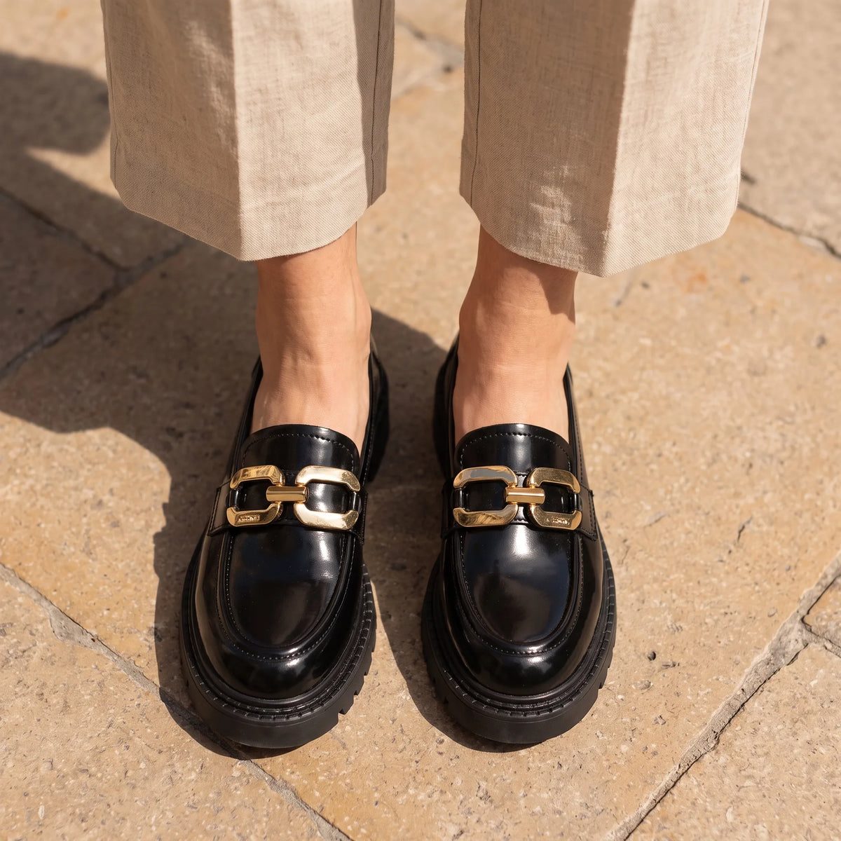 Mocassins En Cuir Verni Pour Femme Avec Chaîne Dorée Décorative - On-foot — Top-down Worn View