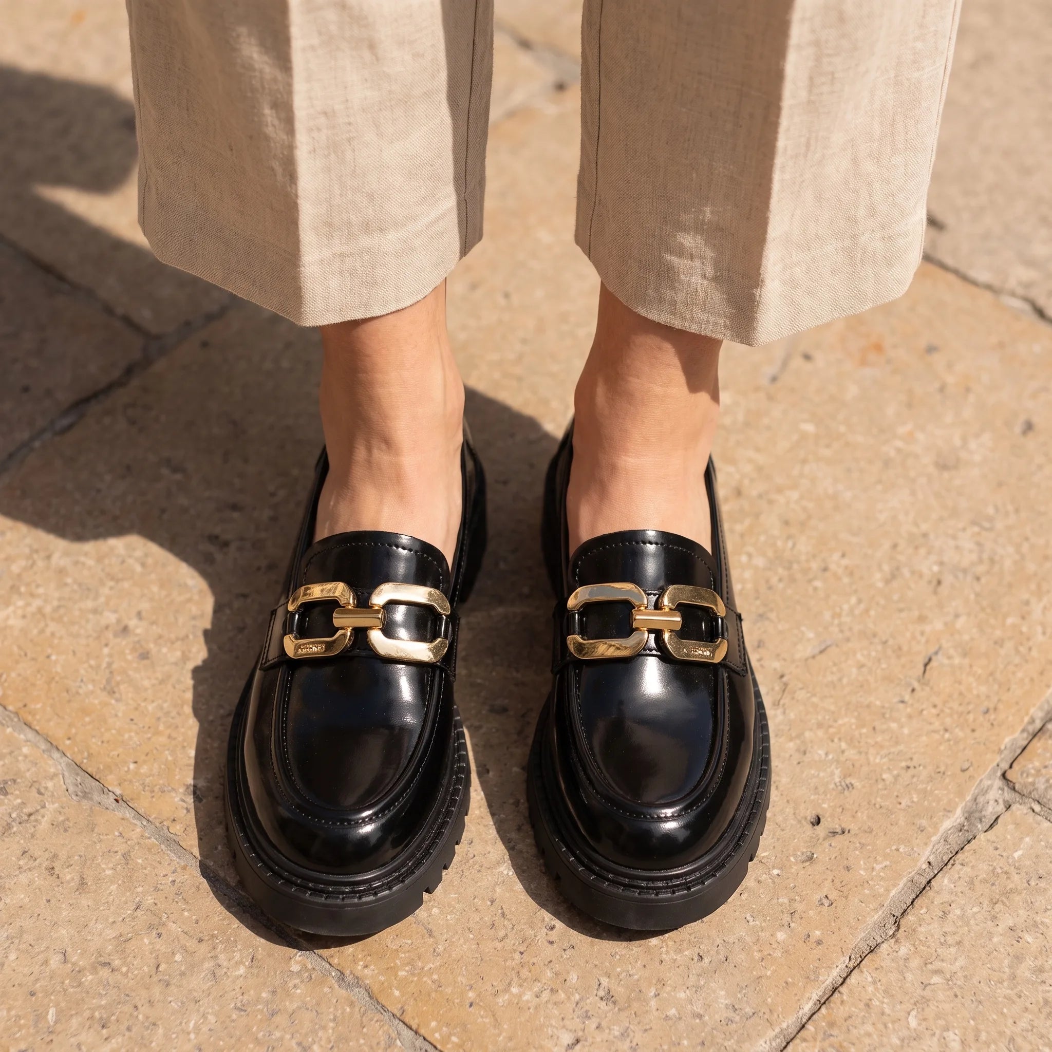Mocassins En Cuir Verni Pour Femme Avec Chaîne Dorée Décorative - On-foot — Top-down Worn View Image