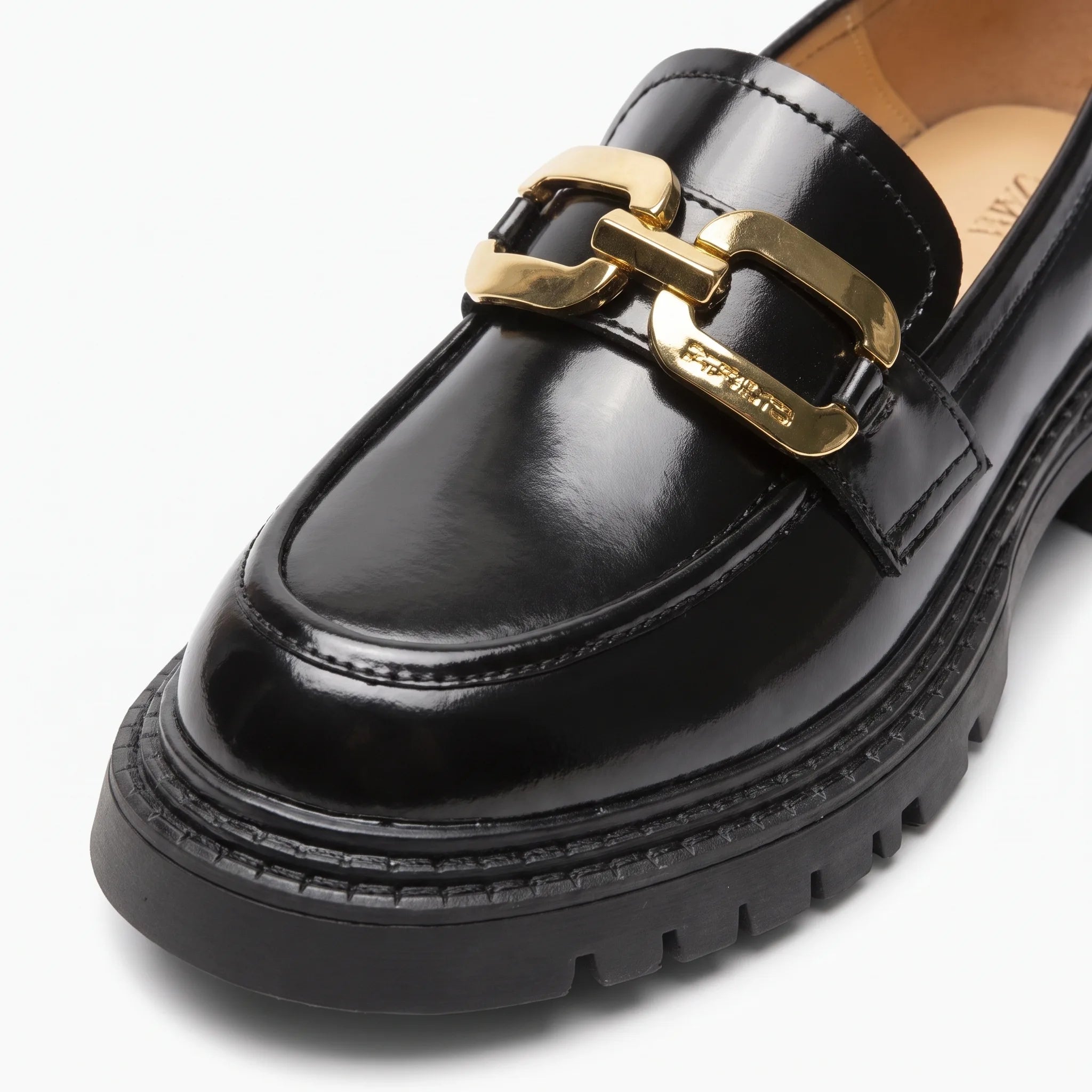 Mocassins En Cuir Verni Pour Femme Avec Chaîne Dorée Décorative - Studio — Detail Close-up Image