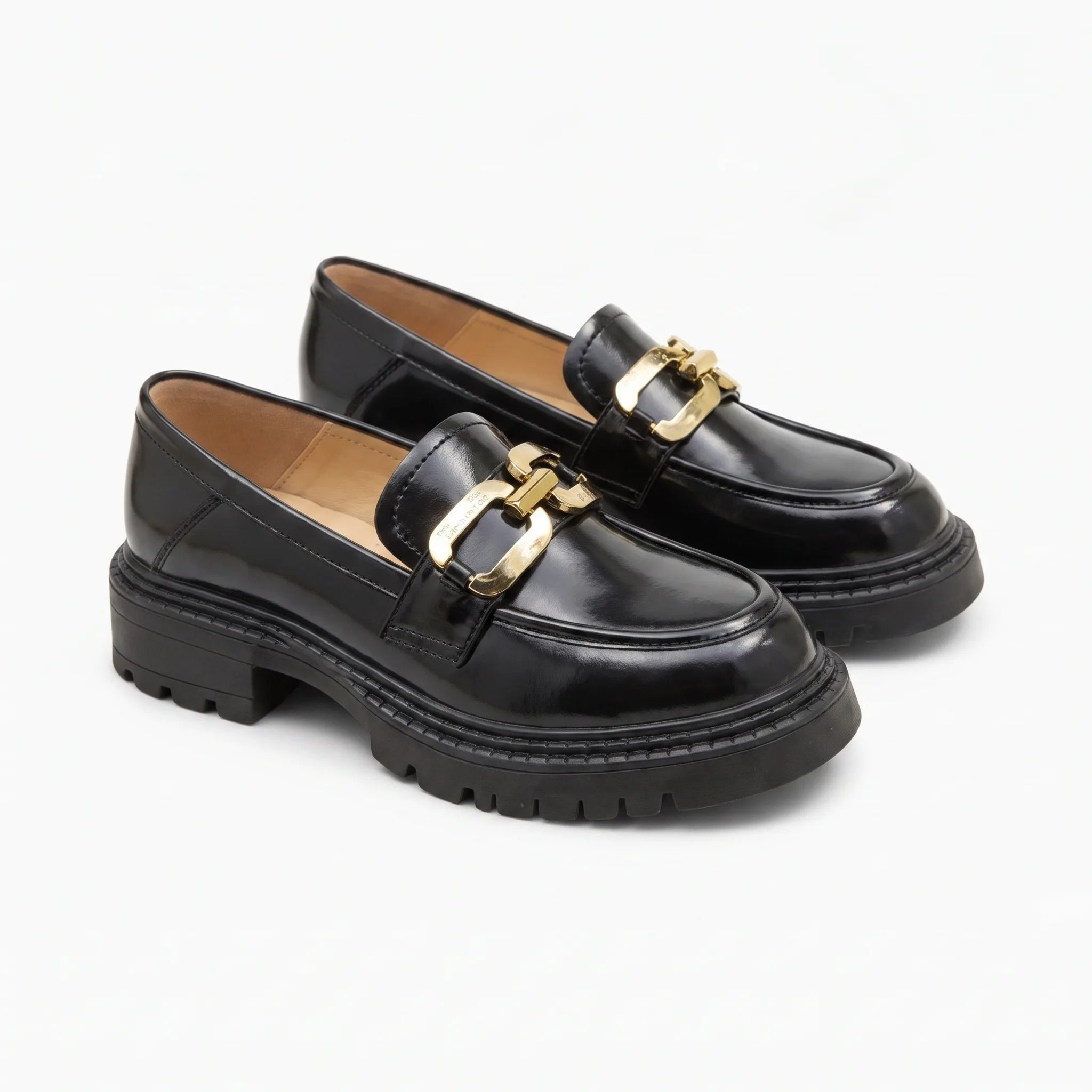 Mocassins En Cuir Verni Pour Femme Avec Chaîne Dorée Décorative - Studio — Front 3/4 Pair
