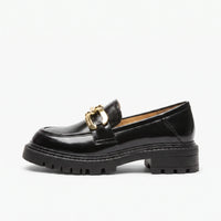 Mocassins En Cuir Verni Pour Femme Avec Chaîne Dorée Décorative - Studio — Side Profile