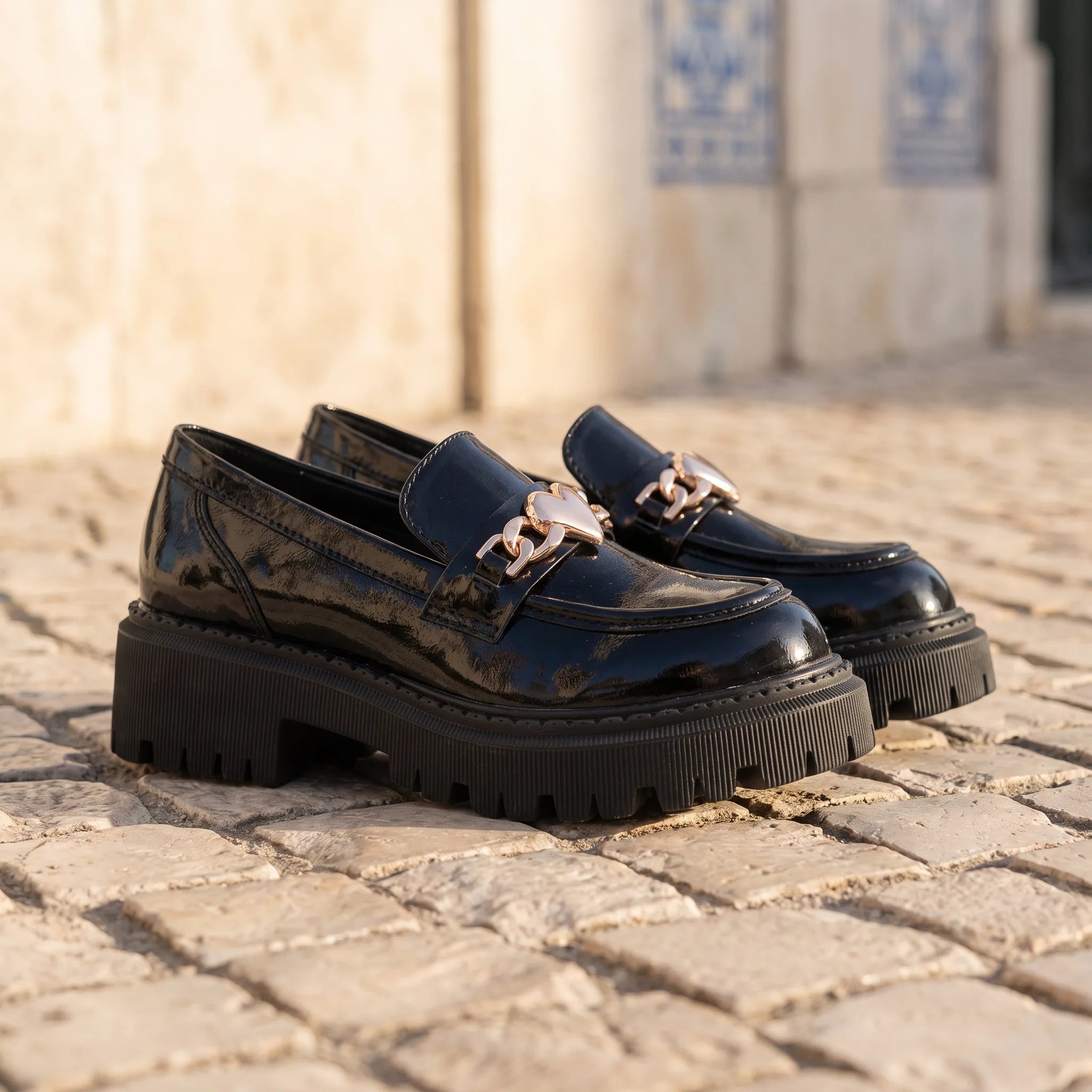 Mocassins En Cuir Verni Pour Femmes Avec Design De Cœur - Lifestyle — Mediterranean Editorial