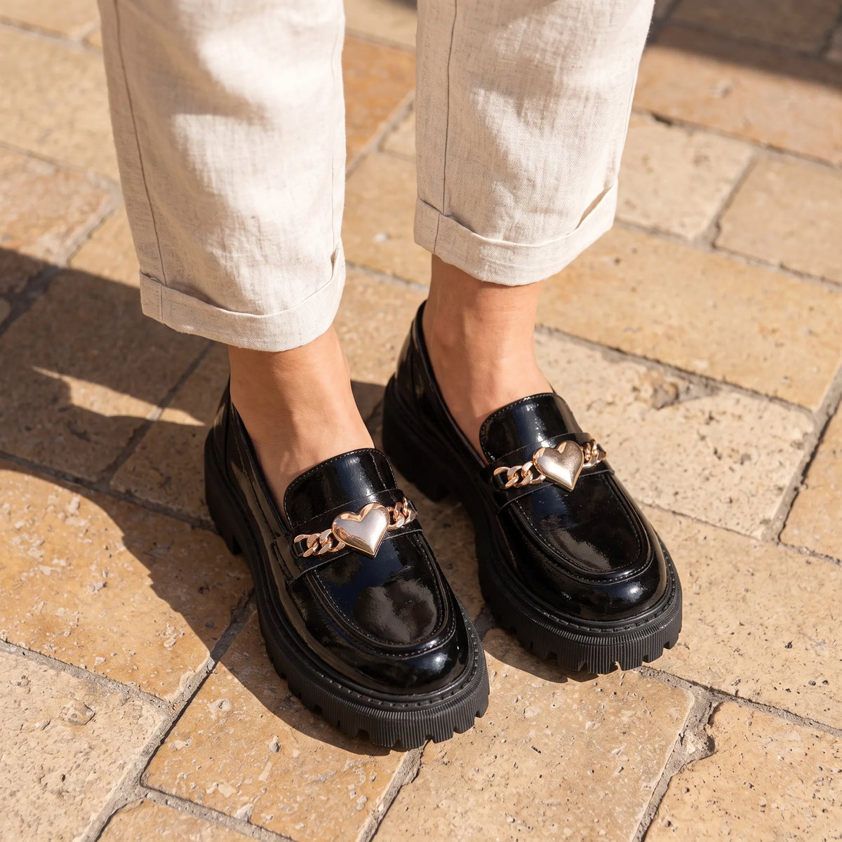 Mocassins En Cuir Verni Pour Femmes Avec Design De Cœur - On-foot — Top-down Worn View