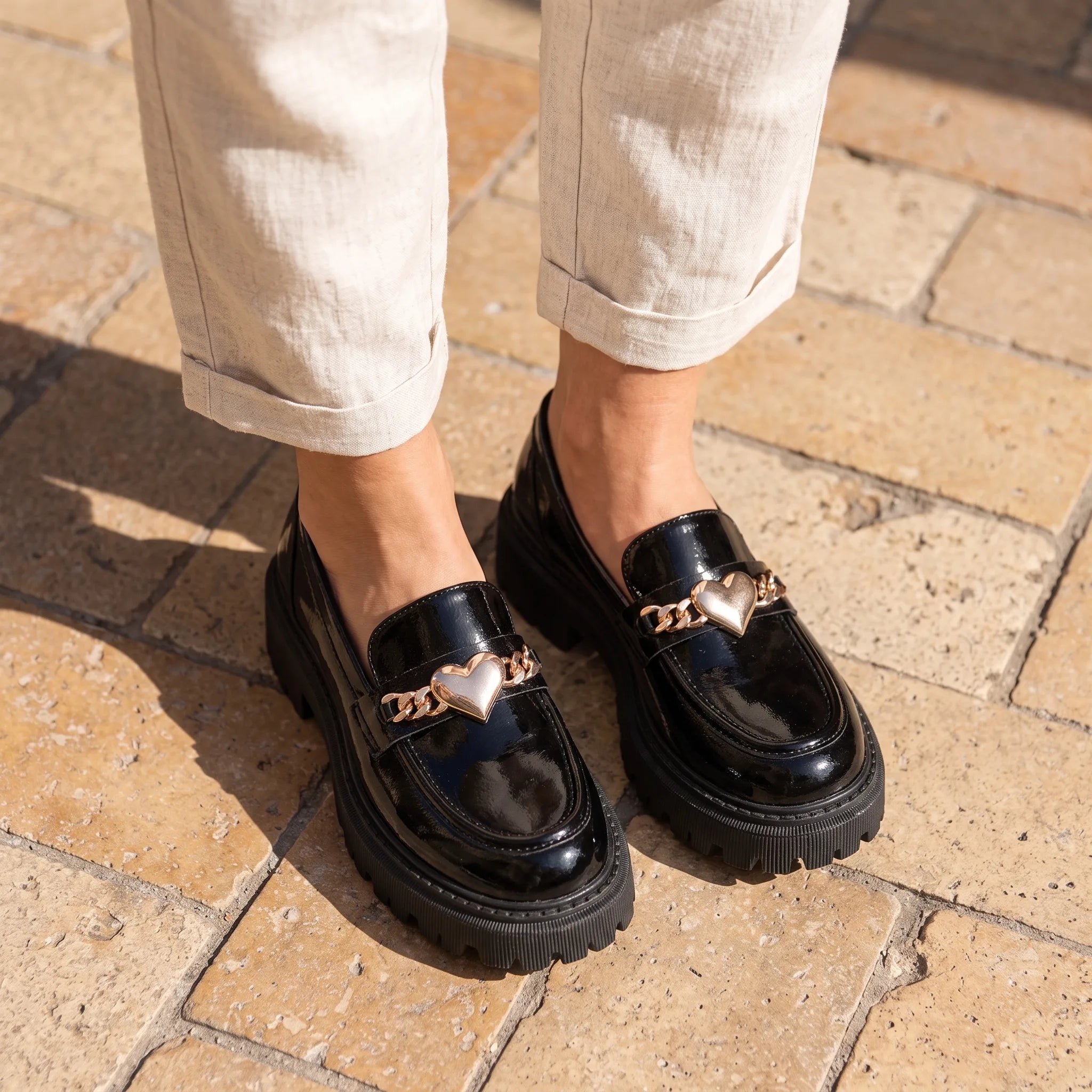 Mocassins En Cuir Verni Pour Femmes Avec Design De Cœur - On-foot — Top-down Worn View Image
