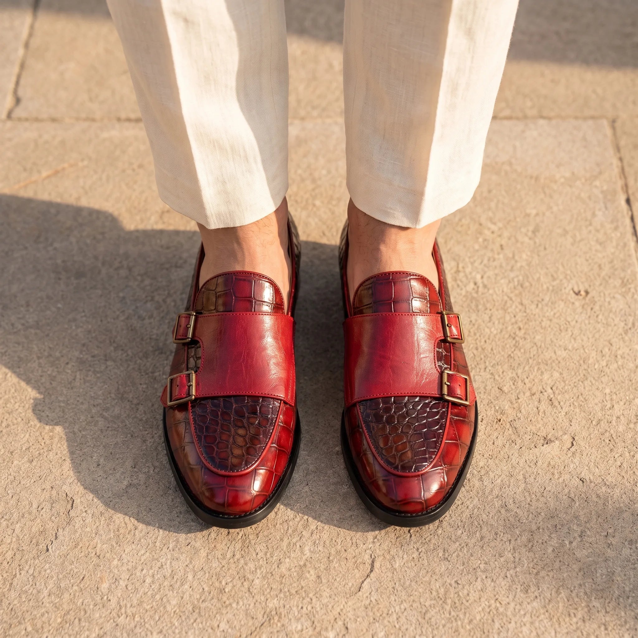 Mocassins En Cuir Vernis Rouge Grain Crocodile - On-foot — Top-down Worn View Image