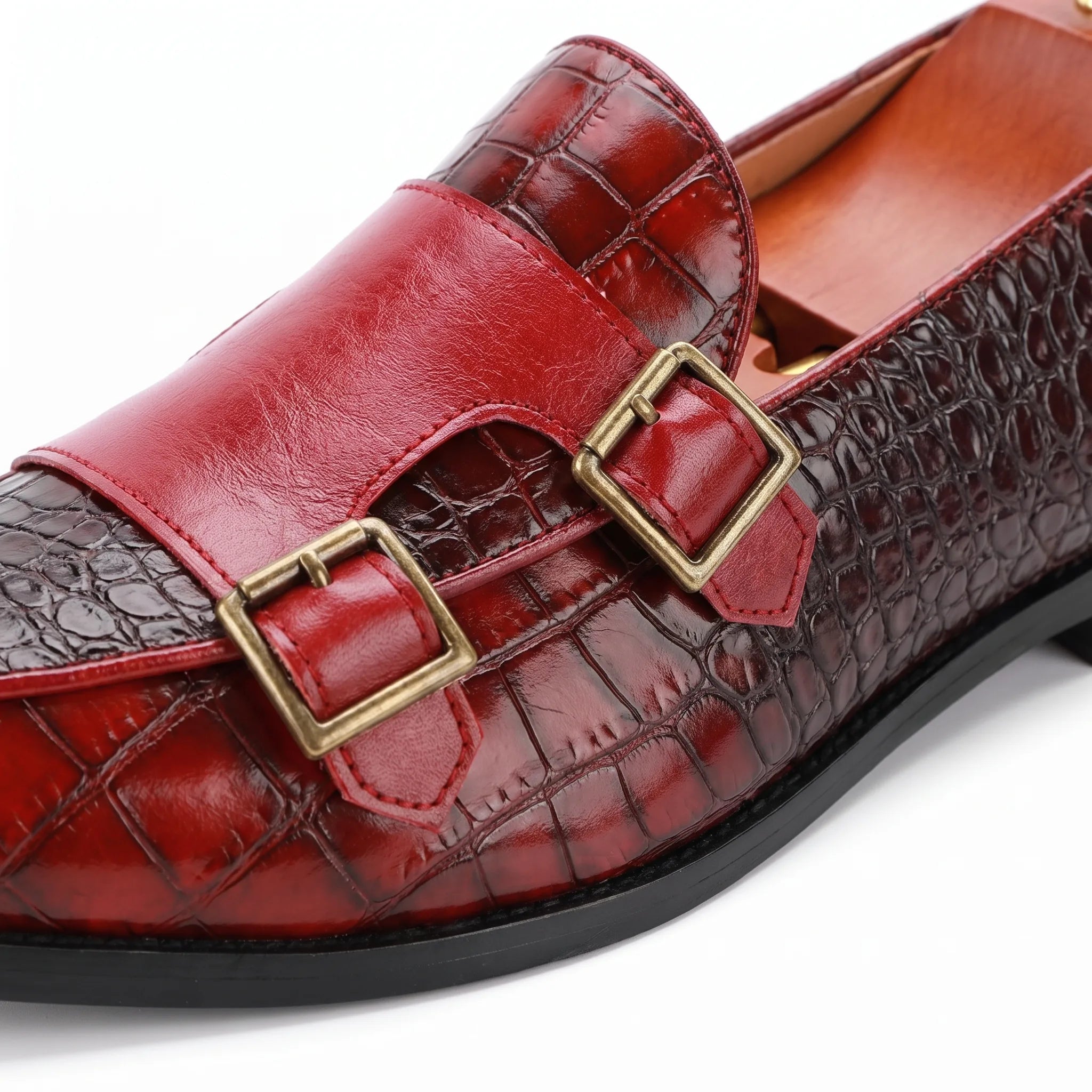 Mocassins En Cuir Vernis Rouge Grain Crocodile - Studio — Detail Close-up Image