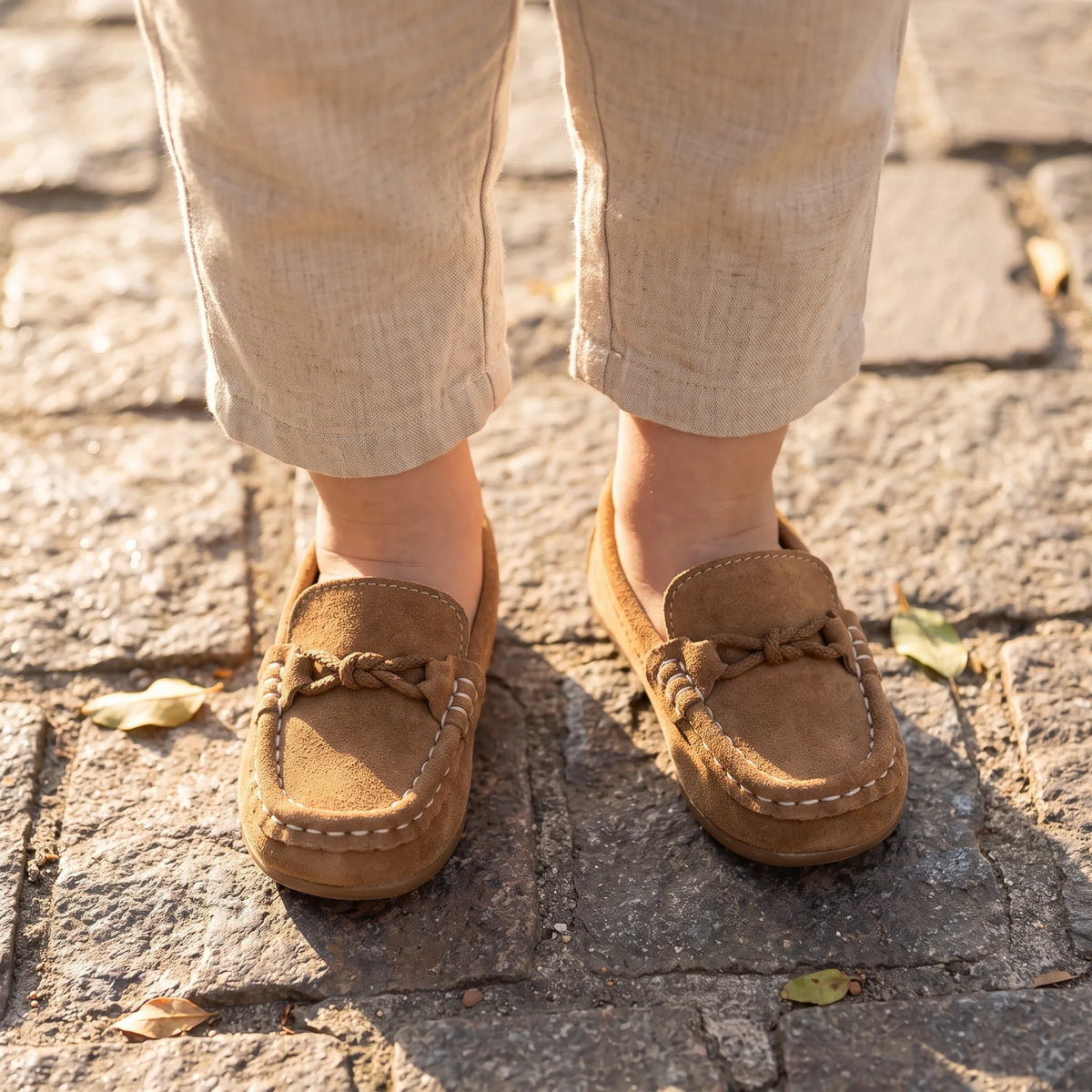 Mocassins En Daim Avec Un Nœud Marron Pour Garçons - On-foot — Top-down Worn View