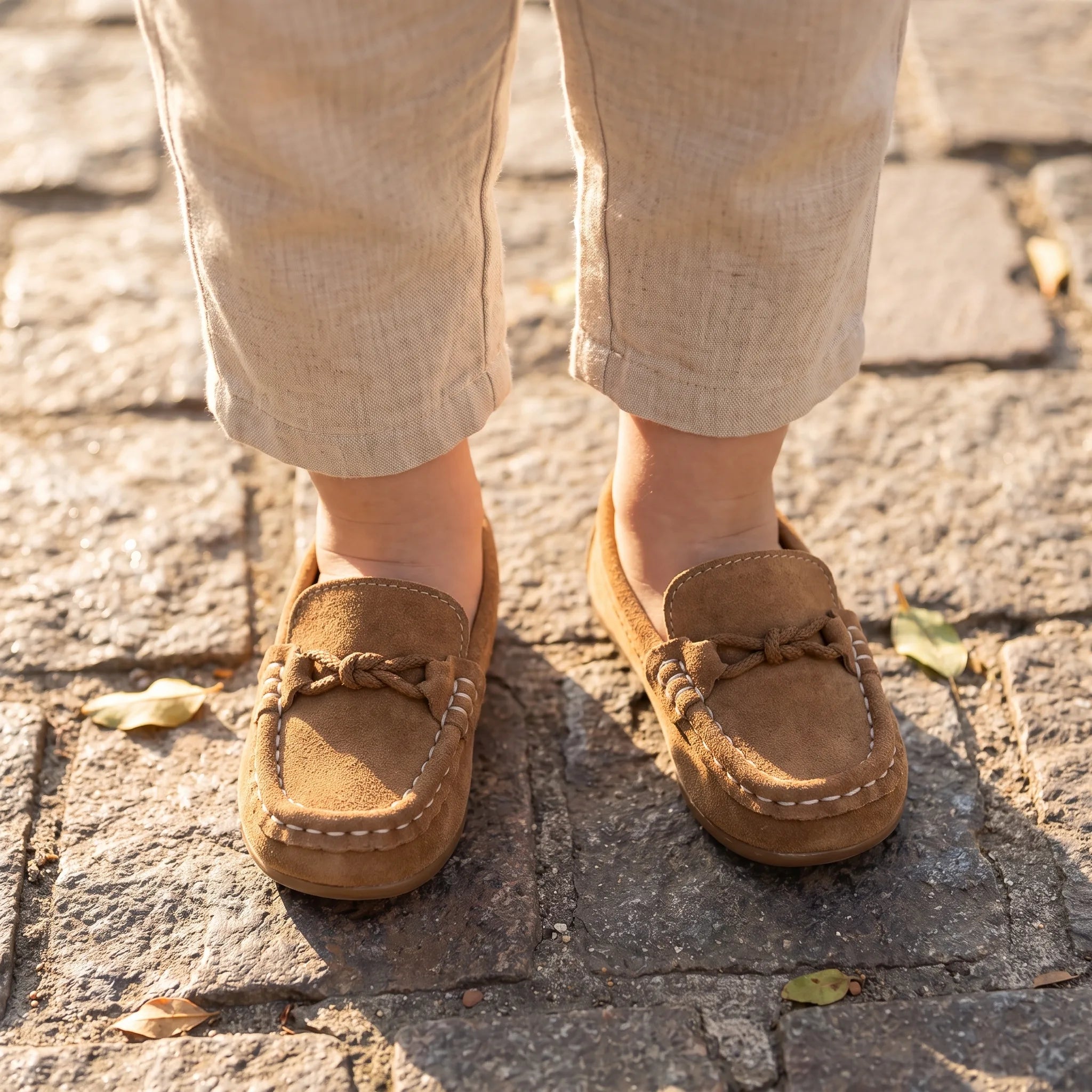 Mocassins En Daim Avec Un Nœud Marron Pour Garçons - On-foot — Top-down Worn View Image
