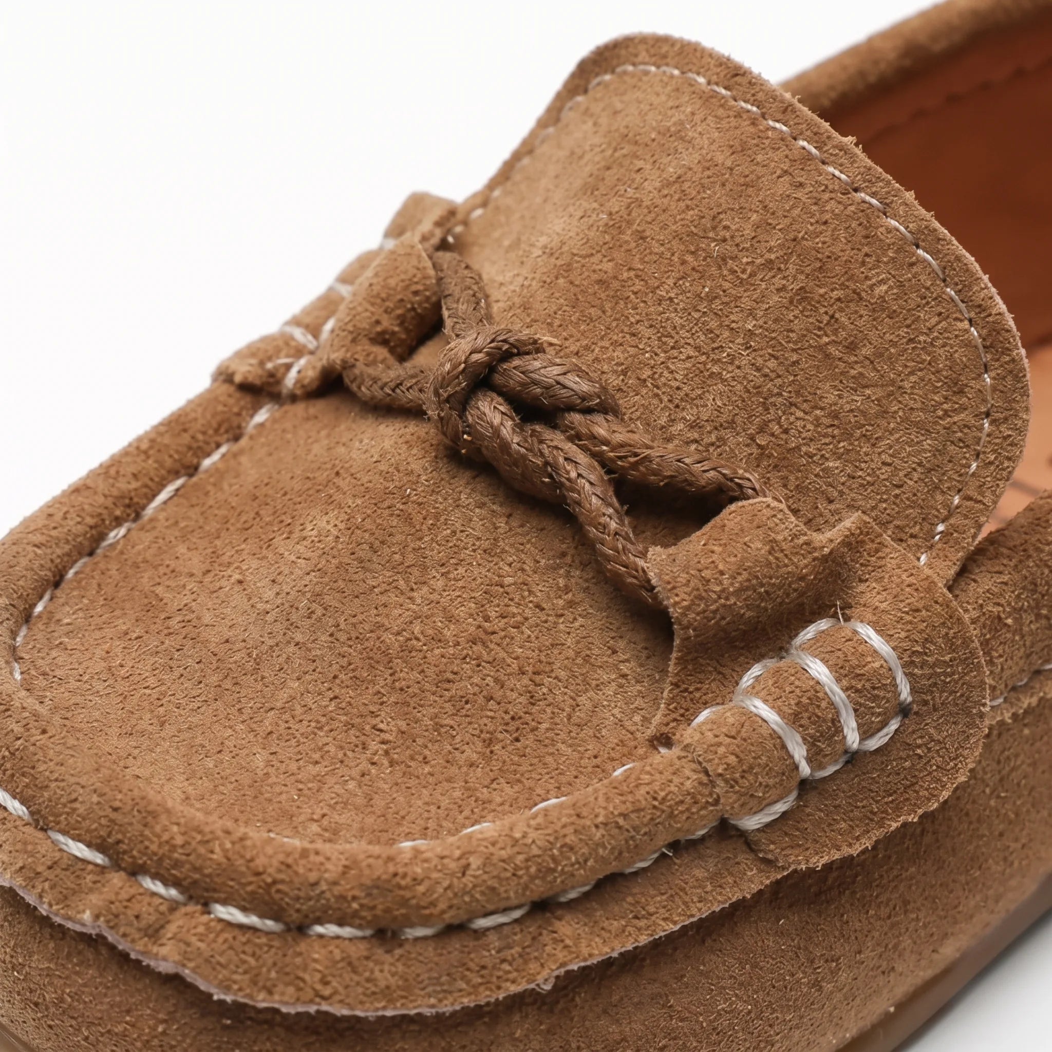 Mocassins En Daim Avec Un Nœud Marron Pour Garçons - Studio — Detail Close-up Image