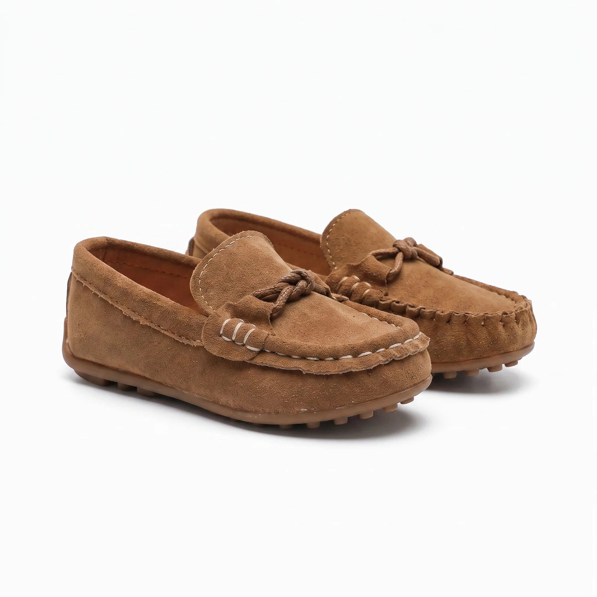 Mocassins En Daim Avec Un Nœud Marron Pour Garçons - Studio — Front 3/4 Pair Image