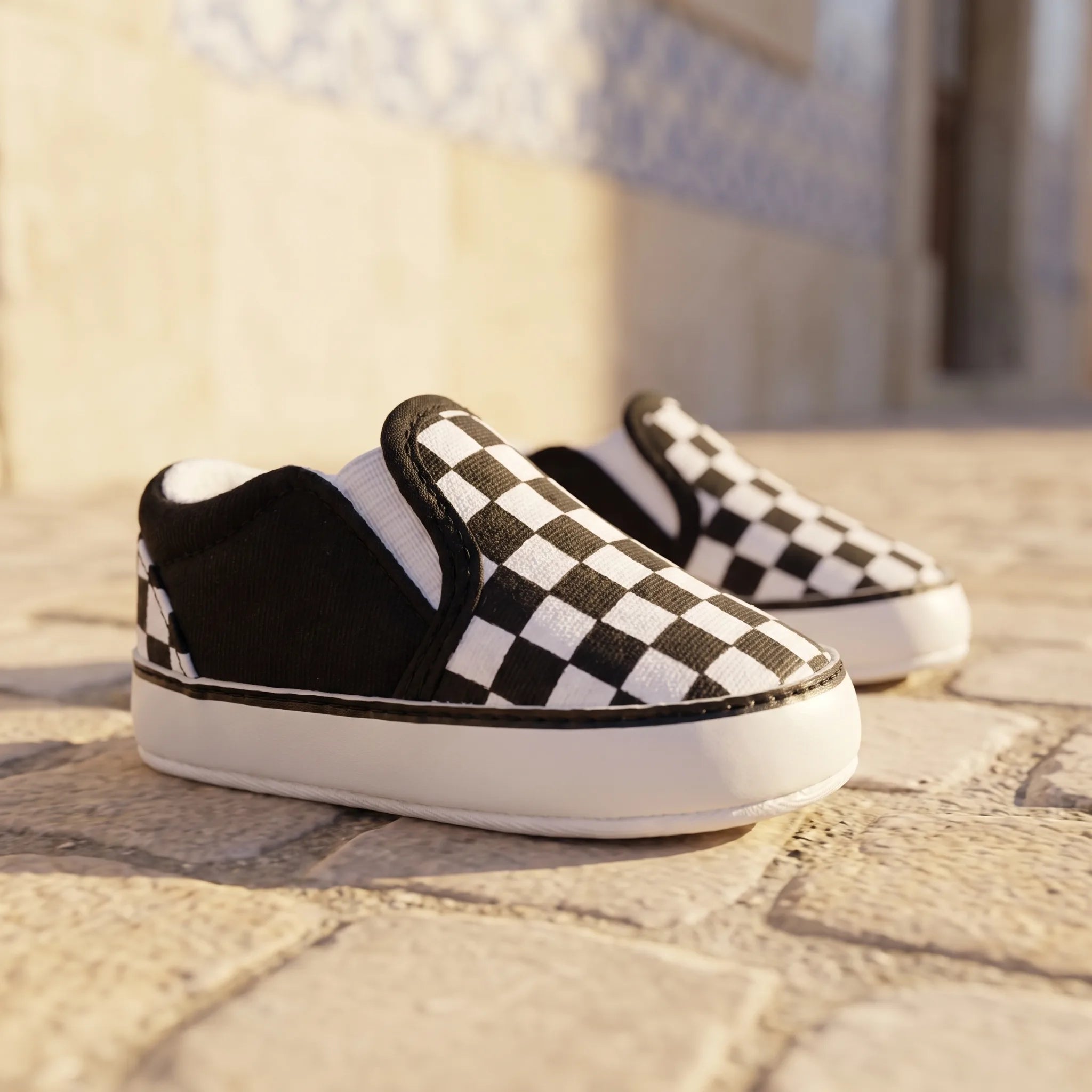 Mocassins En Toile À Damier Carreaux Pour Bébé Garçon - Lifestyle — Mediterranean Editorial