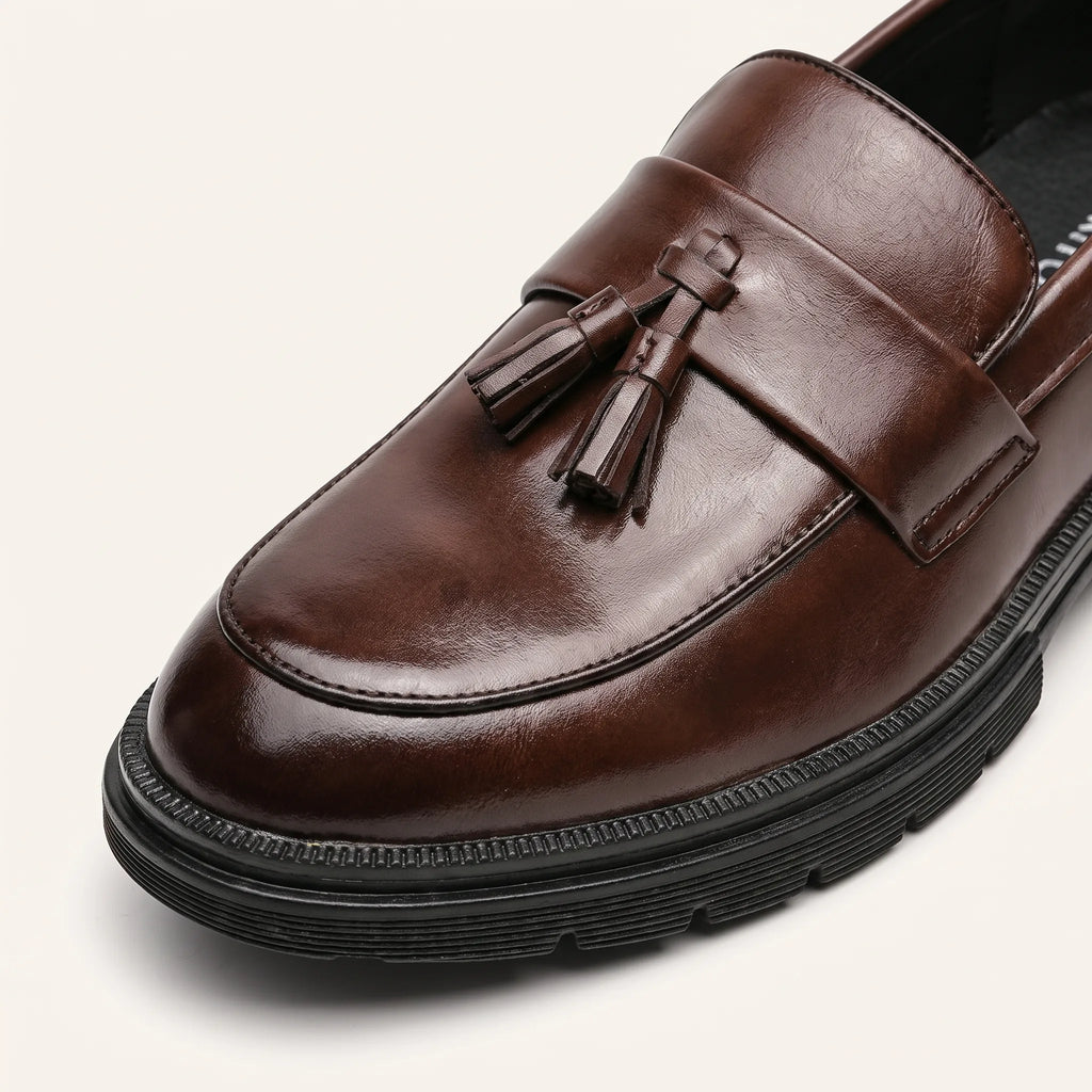 Mocassins Habillés À Glands En Cuir Véritable Pour Homme - Studio — Detail Close-up