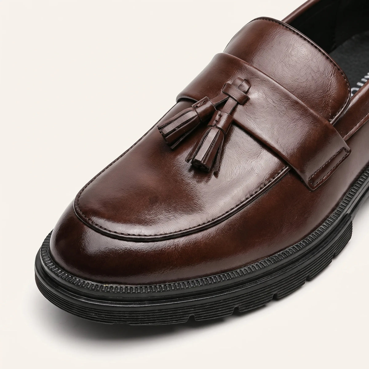Mocassins Habillés À Glands En Cuir Véritable Pour Homme - Studio — Detail Close-up